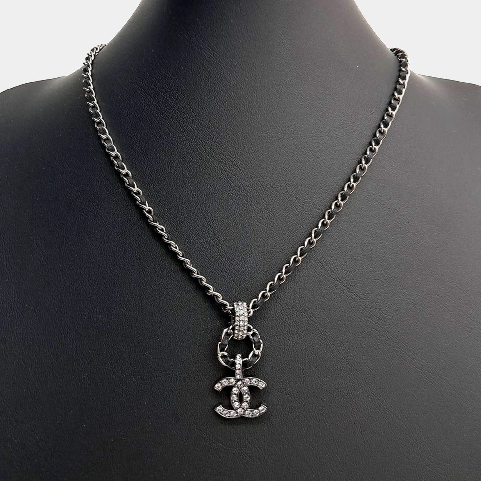 Pre Owned قلادة شانيل CC سلسلة جلد فضي معلقة