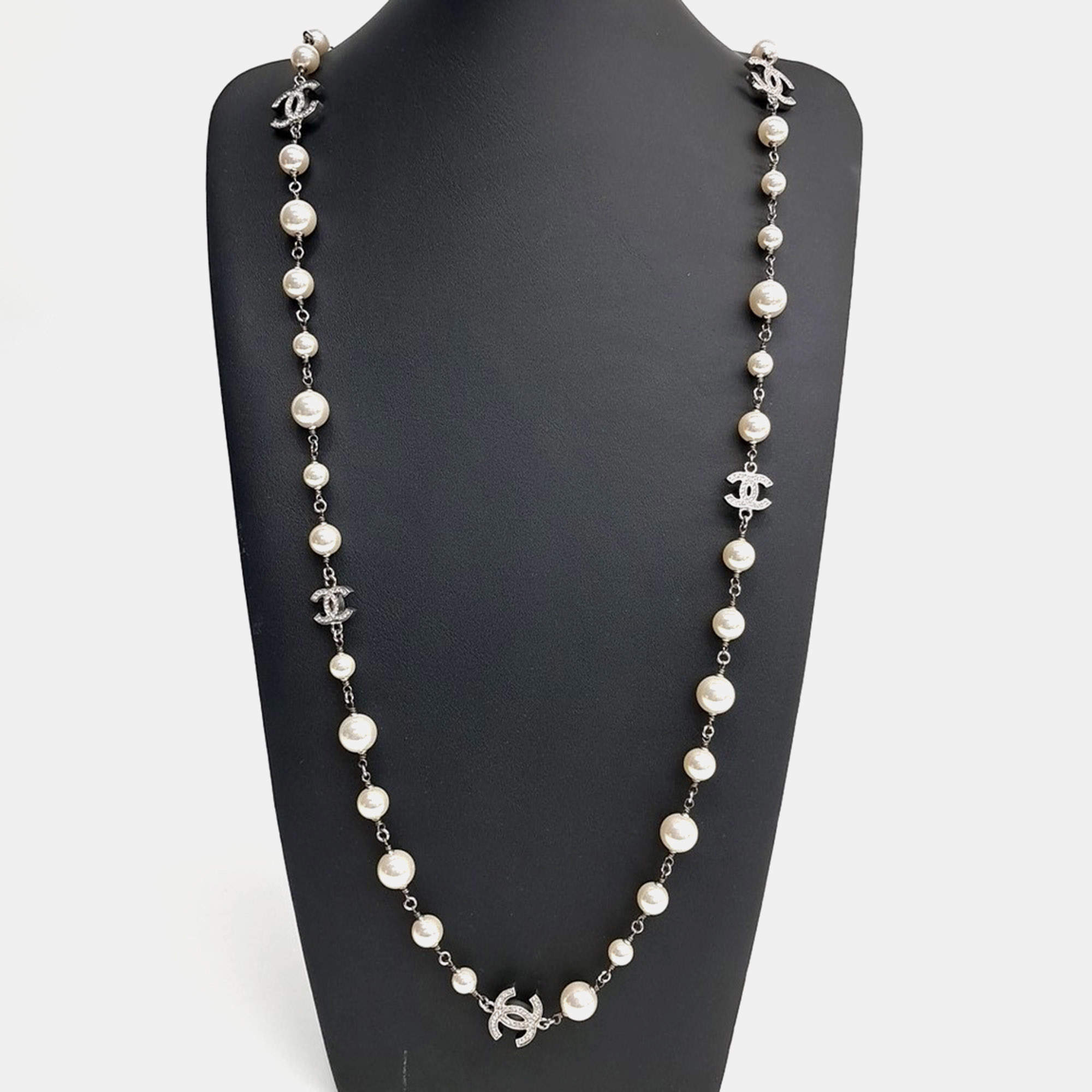 Pre Owned Chanel CC Pearl Silver Necklace