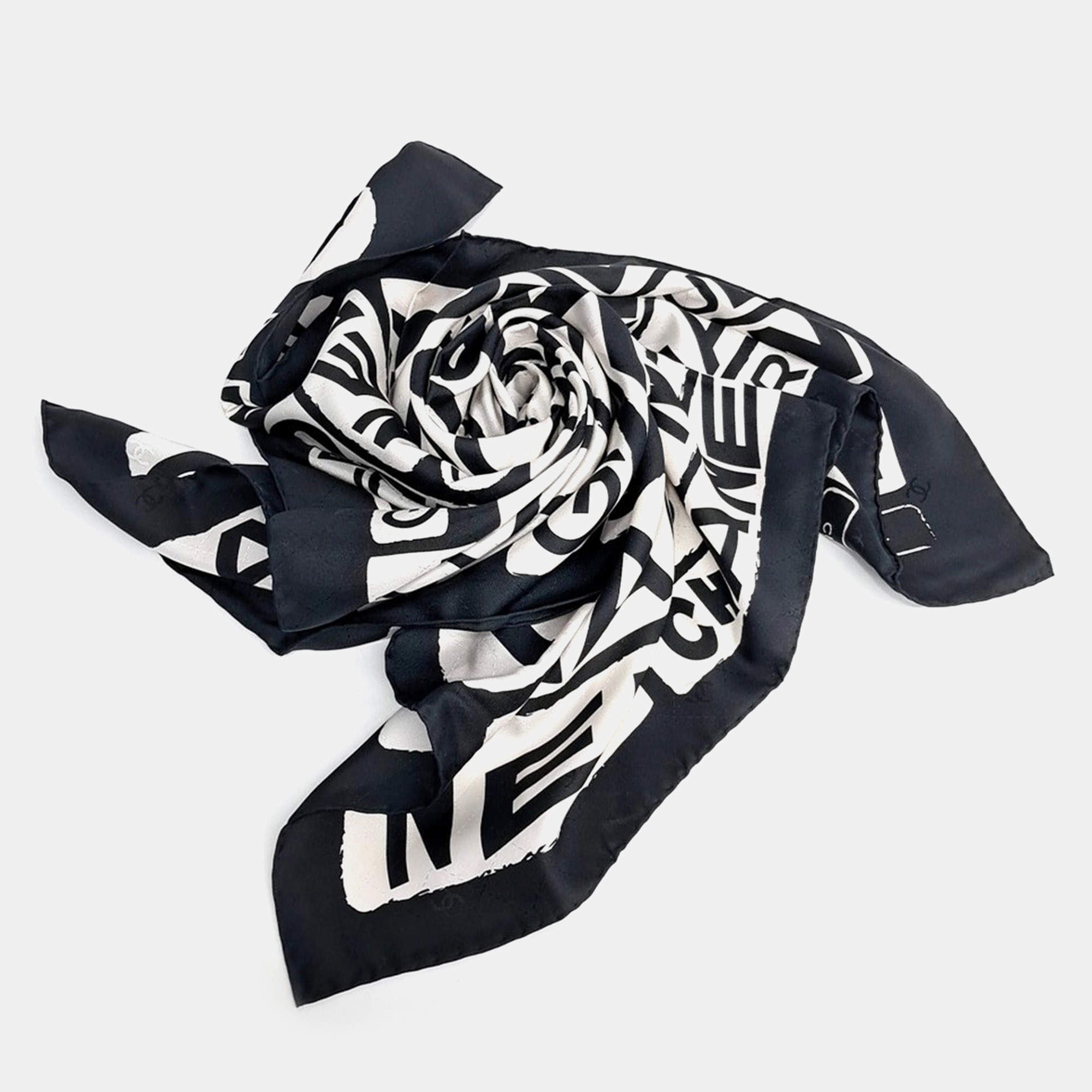 Pre Owned Chanel Black/White Silk Scarf