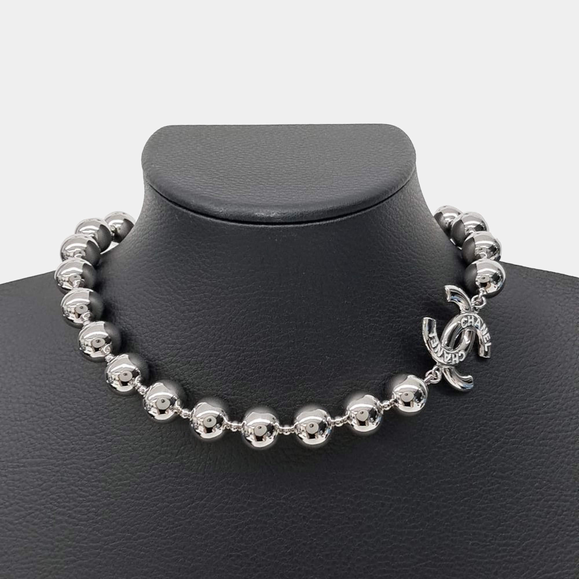 مملوكة مسبقًا Chanel CC Silver Ball Necklace
