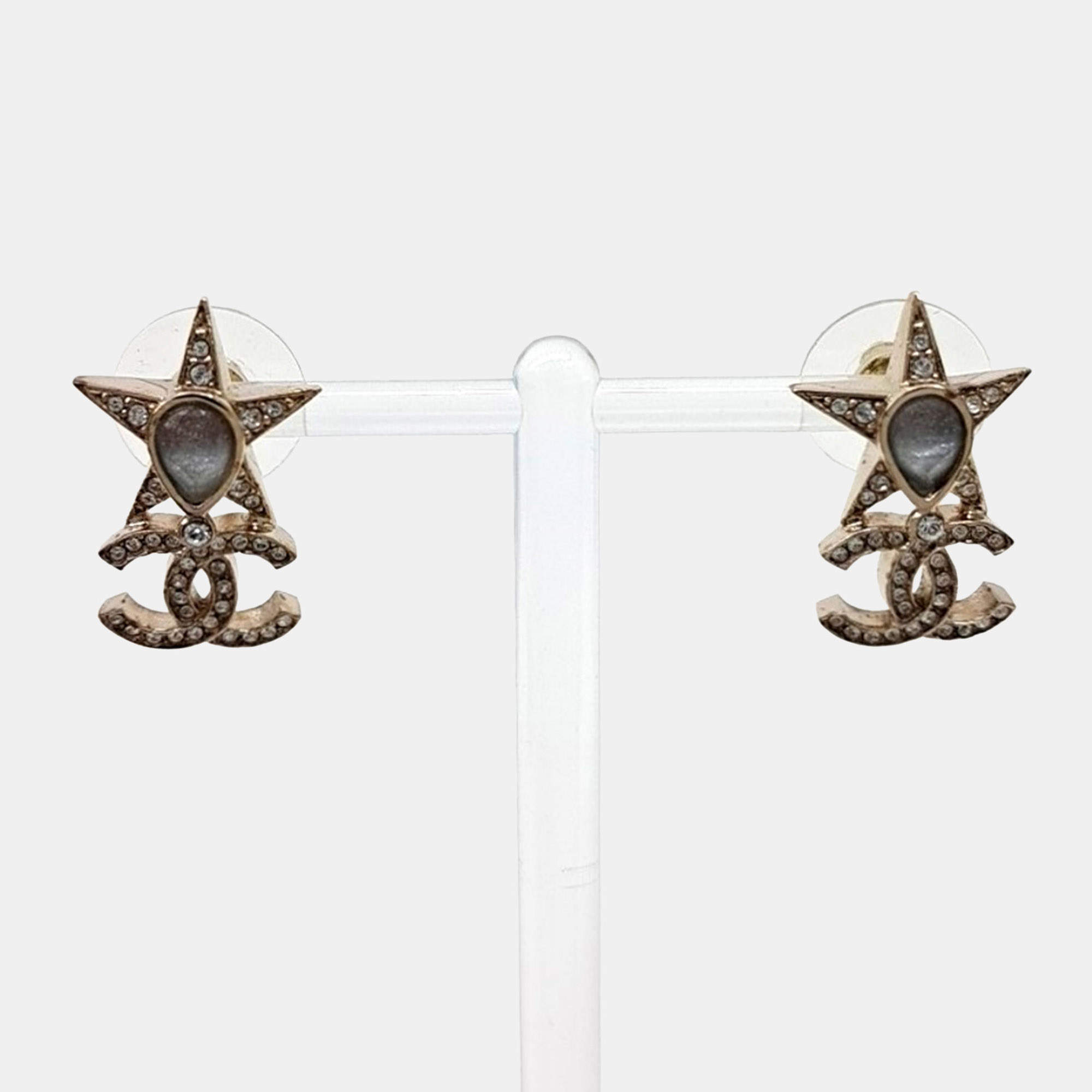 مملوكة مسبقًا Chanel Gold Tone Earrings