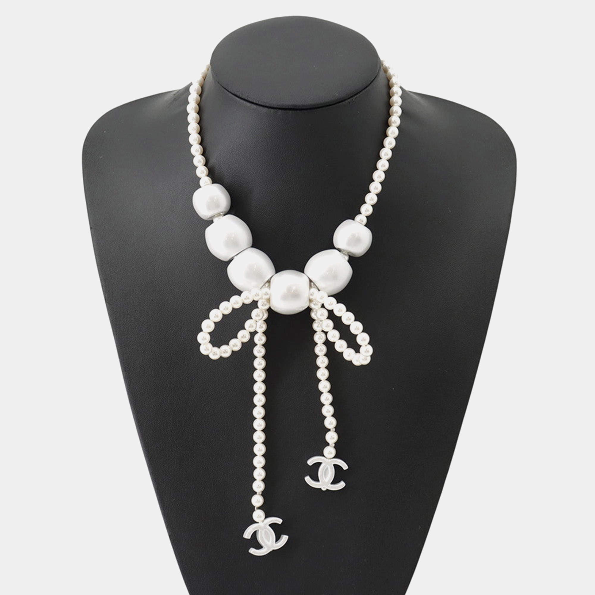 Pre Owned Chanel Faux Pearl Metal Ribbon Necklace
