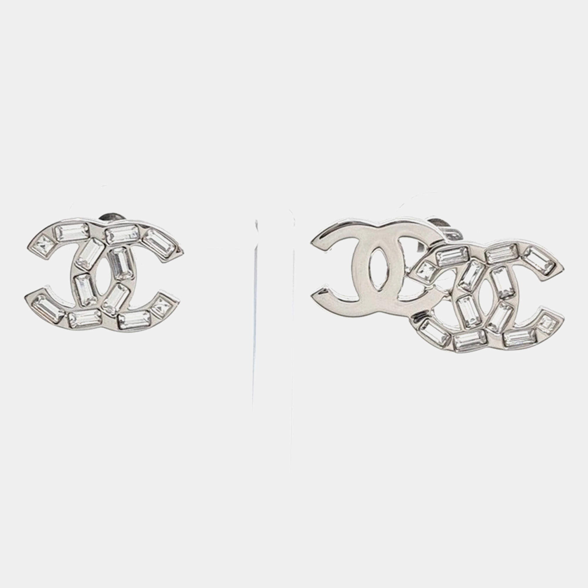 مملوكة مسبقًا Chanel CC Silver Embellished Earrings