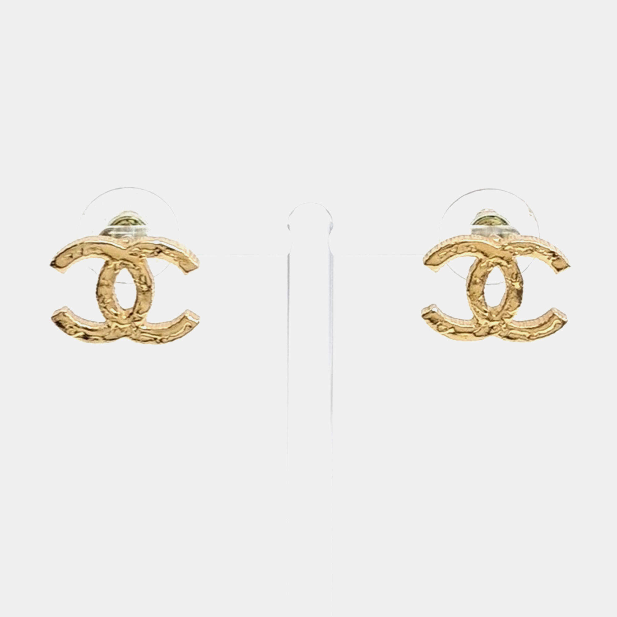 مملوكة مسبقًا Chanel CC Gold Earrings