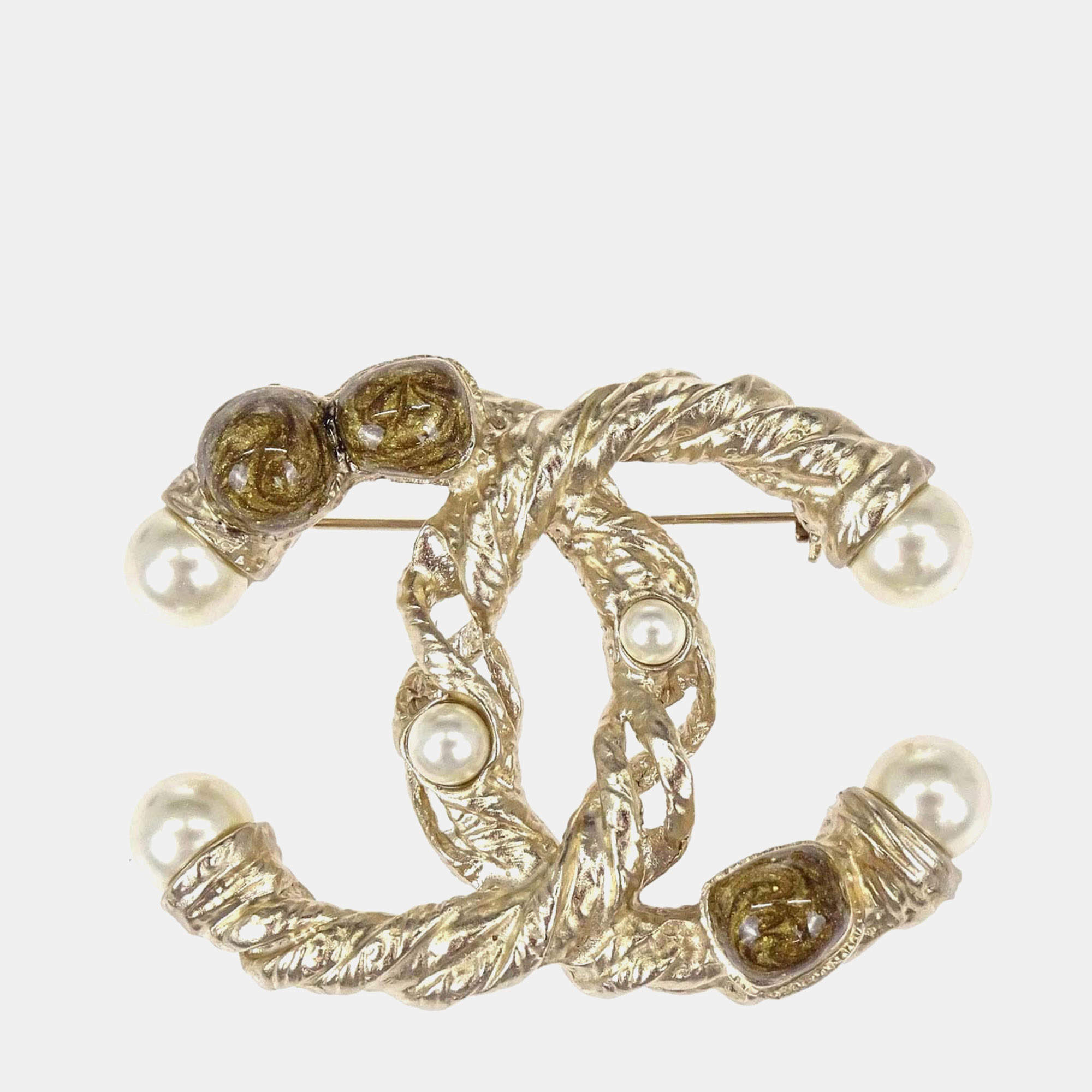 مملوكة مسبقًا Chanel Interlocking CC A11A Gold Plated Metal Faux Pearl Resin Brooch