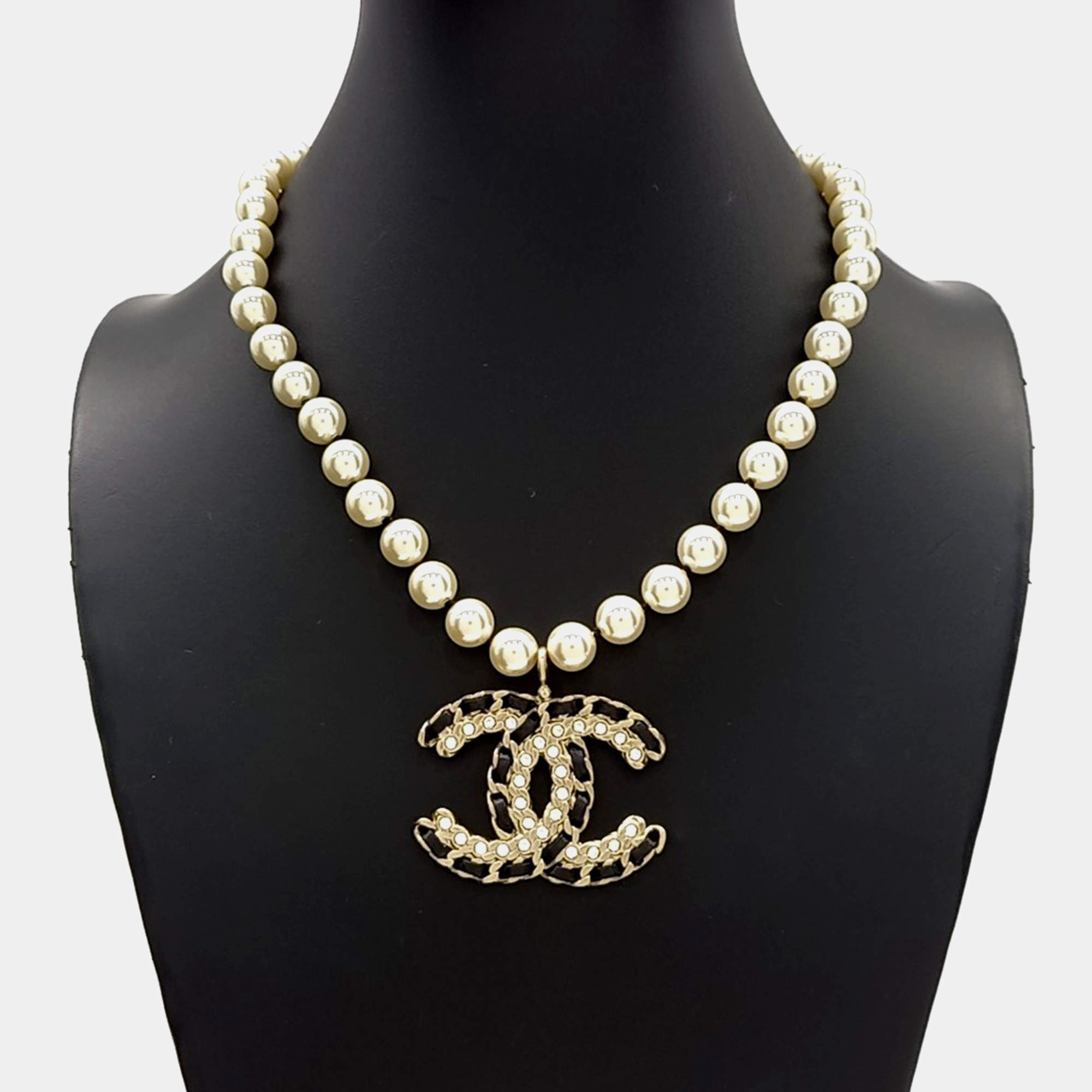 مملوكة مسبقًا Chanel CC Gold Pearl Necklace