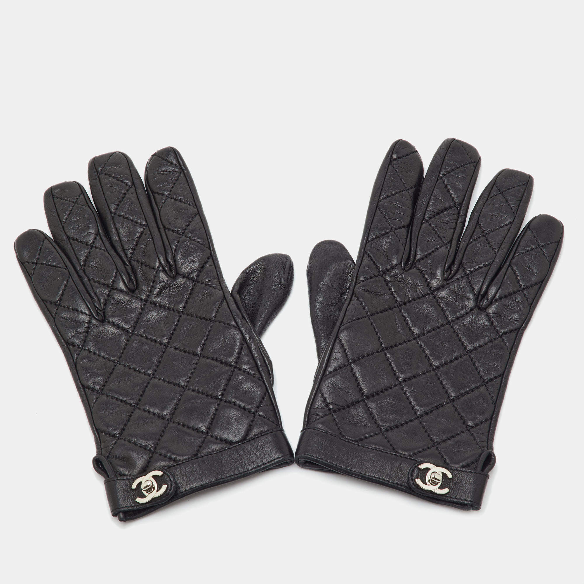 مملوكة مسبقًا Chanel CC Turnlock Size 8 Black Quilted Leather Hand Gloves