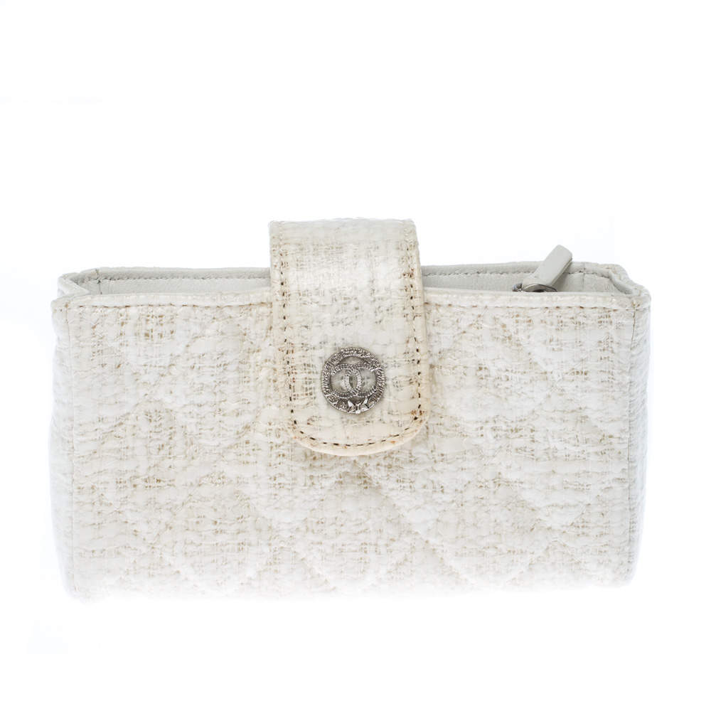 Pre Owned Chanel White Quilted Coated Tweed iPhone Pouch