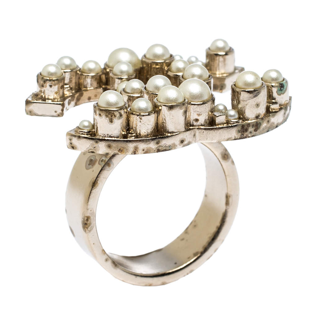 مملوكة مسبقًا خاتم شانيل مزين حلية شعار الماركة CC مرصع لؤلؤ لون ذهبي باهت مقاس EU 55