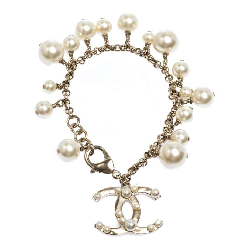 مملوكة مسبقًا Chanel CC Faux Pearl Gold Tone Bracelet