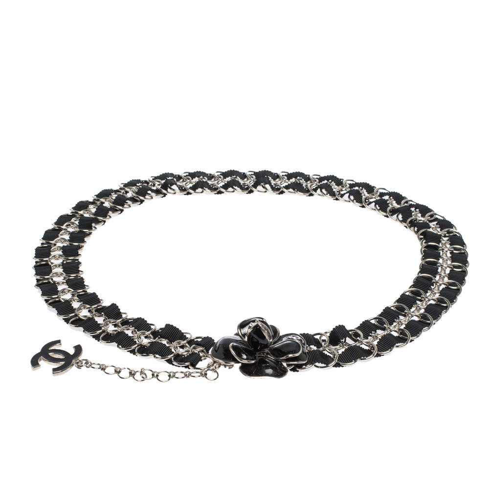 Pre Owned حزام شانيل مزين زهرة كاميليا إينامل وصلات سلسلة معدن فضي اللون و غروسغراين 