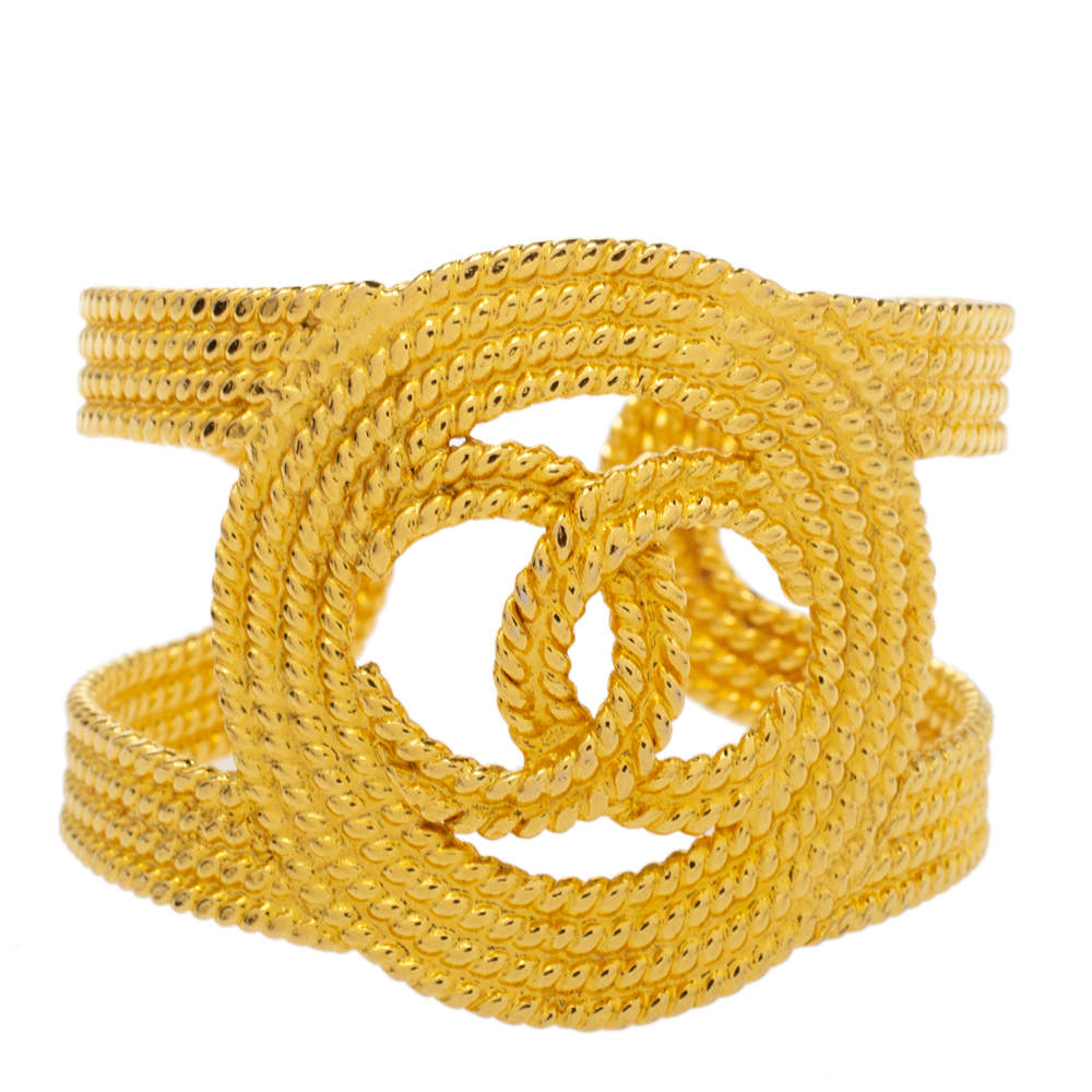 مملوكة مسبقًا Chanel Vintage Gold Tone Open Cuff Bracelet