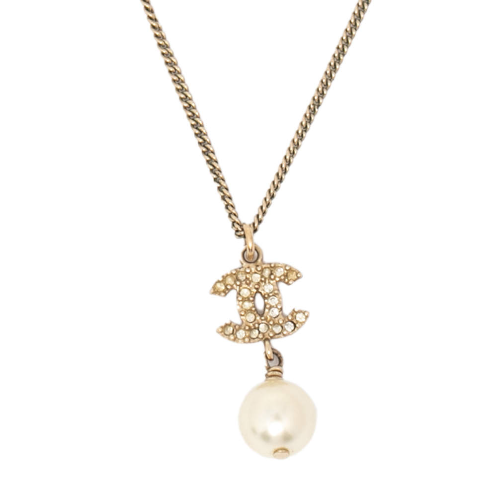 مملوكة مسبقًا قلادة شانيل لؤلؤ صناعي وكريستال CC ذهبي اللون 