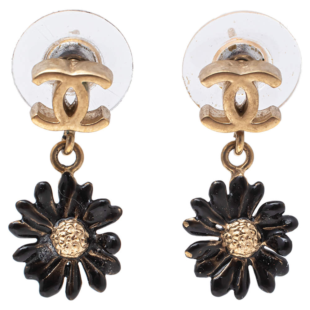 مملوكة مسبقًا Chanel CC Gold Tone Black Enamel Daisy Drop Earrings