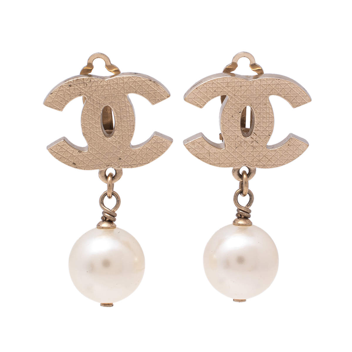 مملوكة مسبقًا Chanel CC Faux Pearl Pale Gold Clip On Earrings