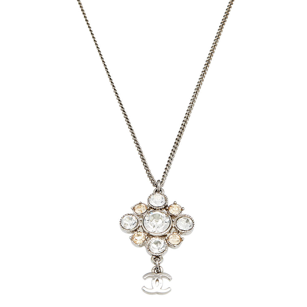 Pre Owned قلادة شانيل CC كريستال بمعدن فضي اللون 
