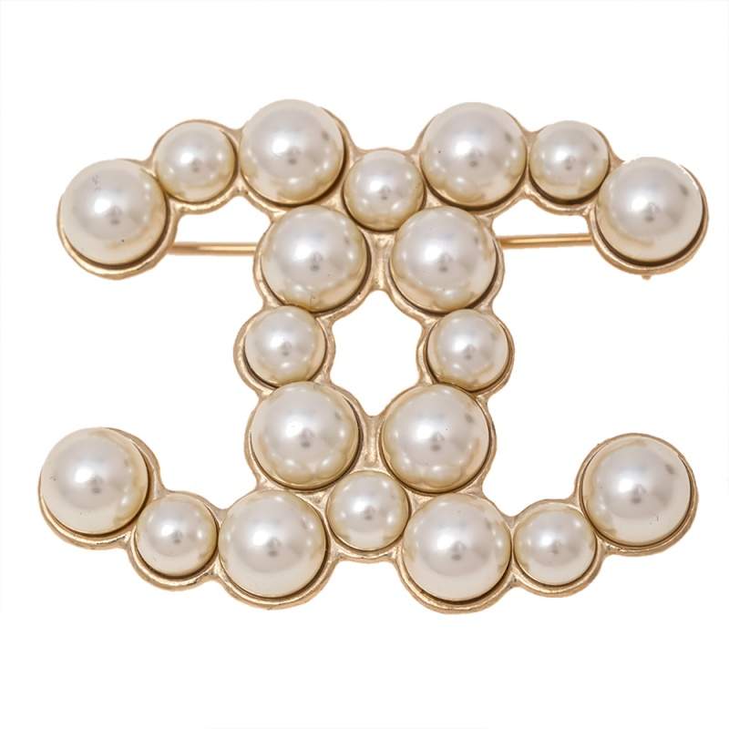 مملوكة مسبقًا Chanel CC Faux Pearl Gold Tone Metal Brooch