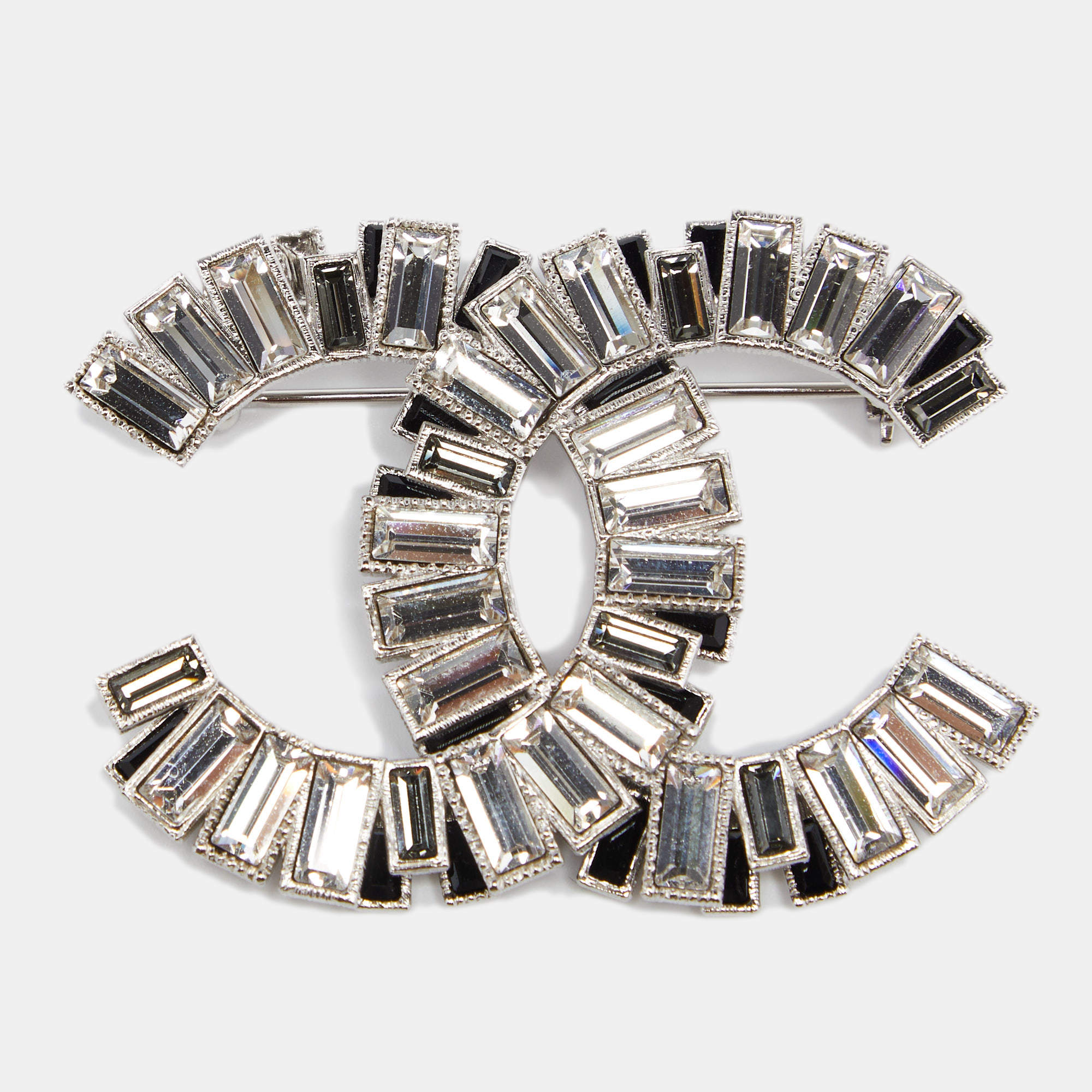 مملوكة مسبقًا Chanel Silver Tone Baguette Crystal CC Pin Brooch