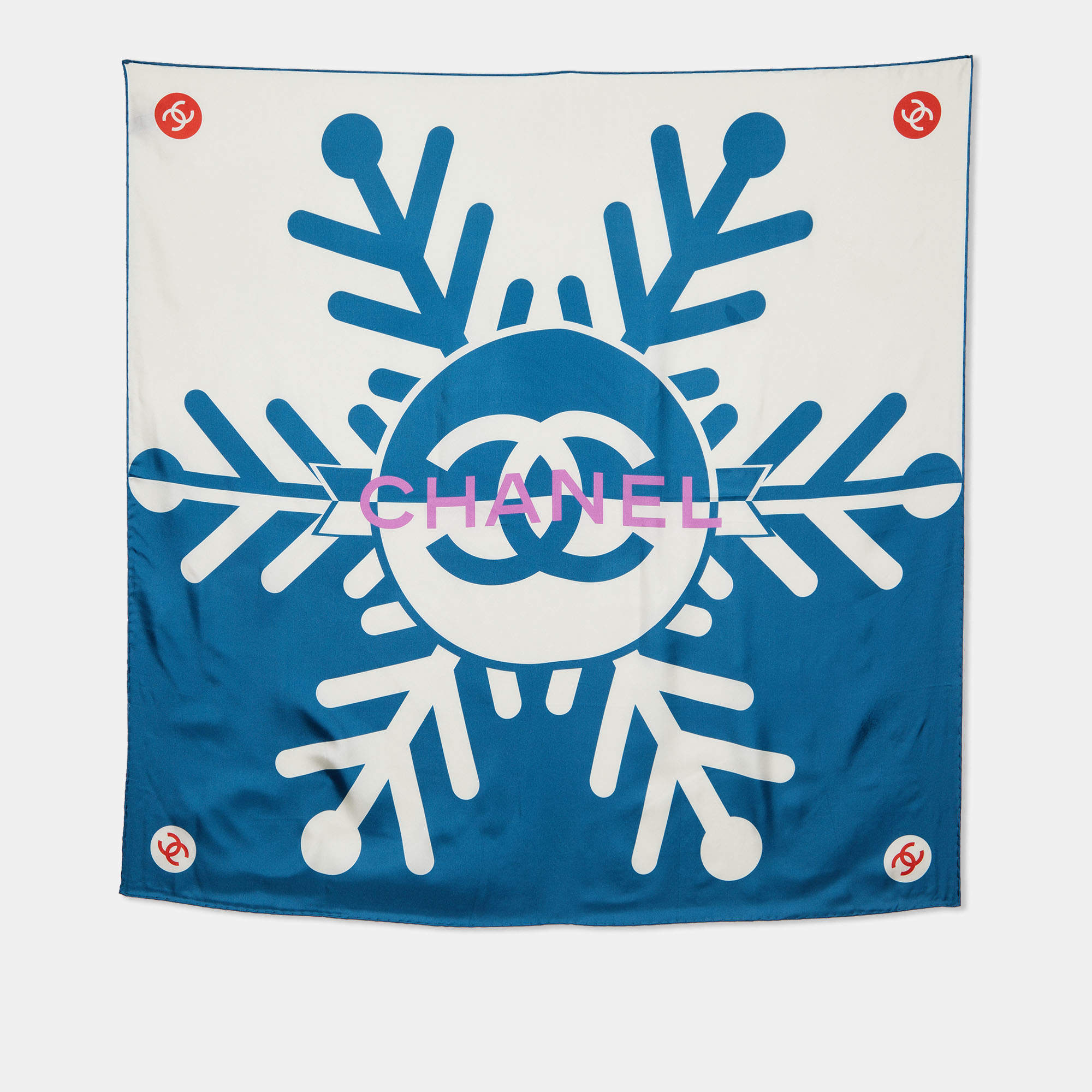 Pre Owned وشاح شانيل حرير أزرق مربع طباعة شعار