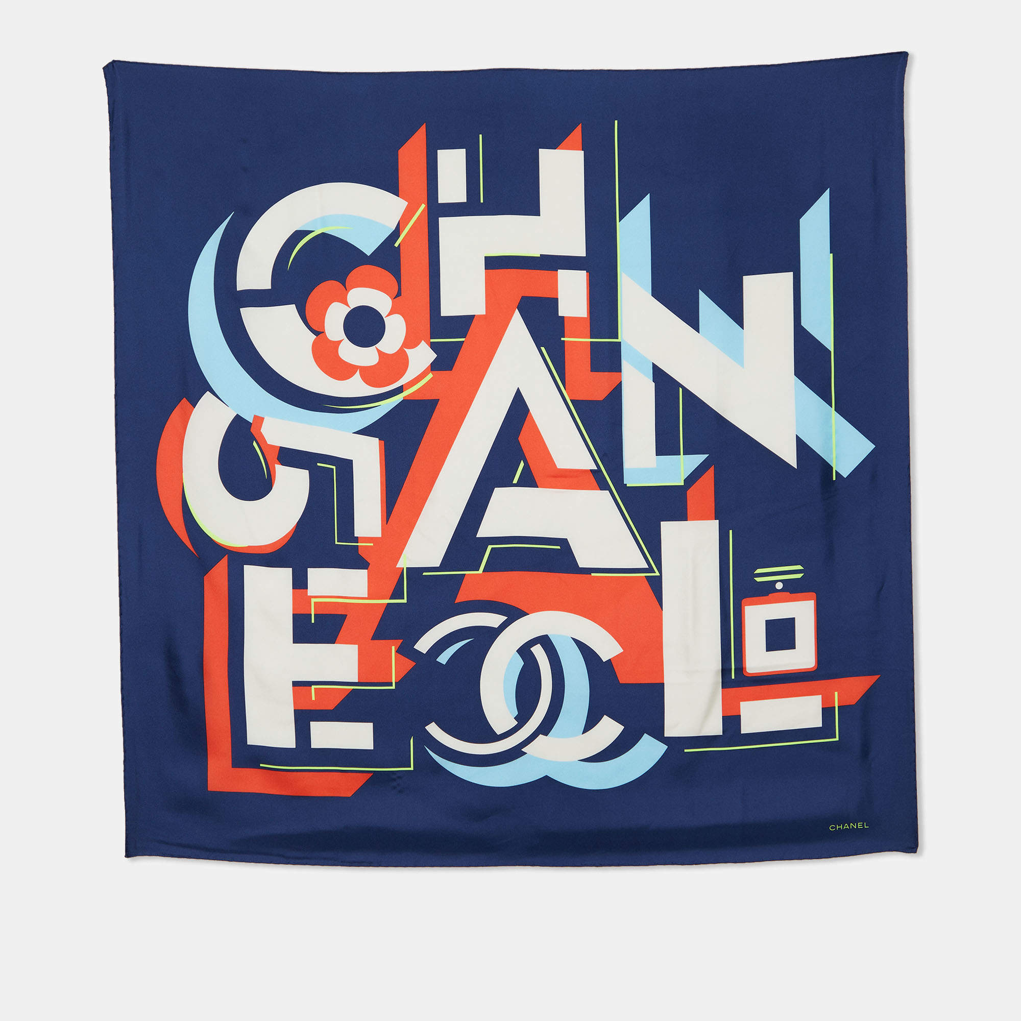 مملوكة مسبقًا Chanel Blue Printed Silk Square Scarf 
