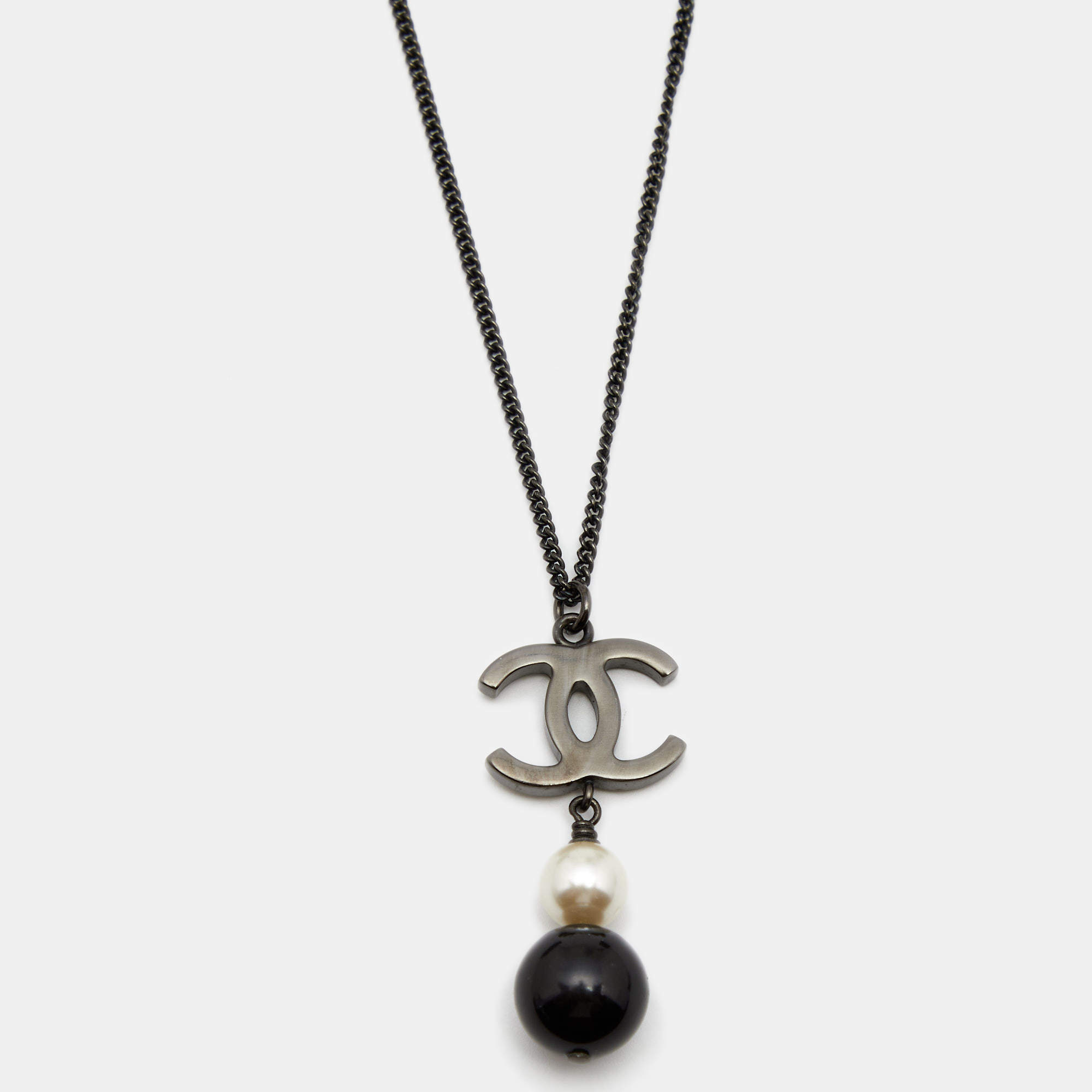 مملوكة مسبقًا Chanel CC Bead Faux Pearl Gunmetal Tone Necklace