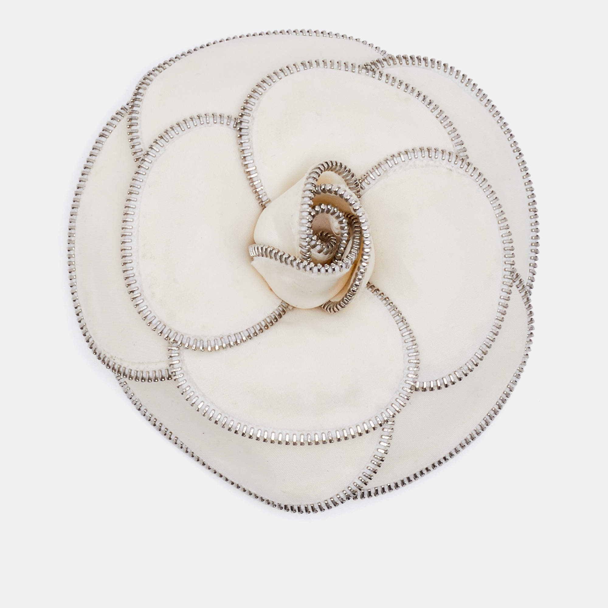 Pre Owned Chanel Vintage Off- White Fabric Zipper Teeth Detail Camellia Brooch