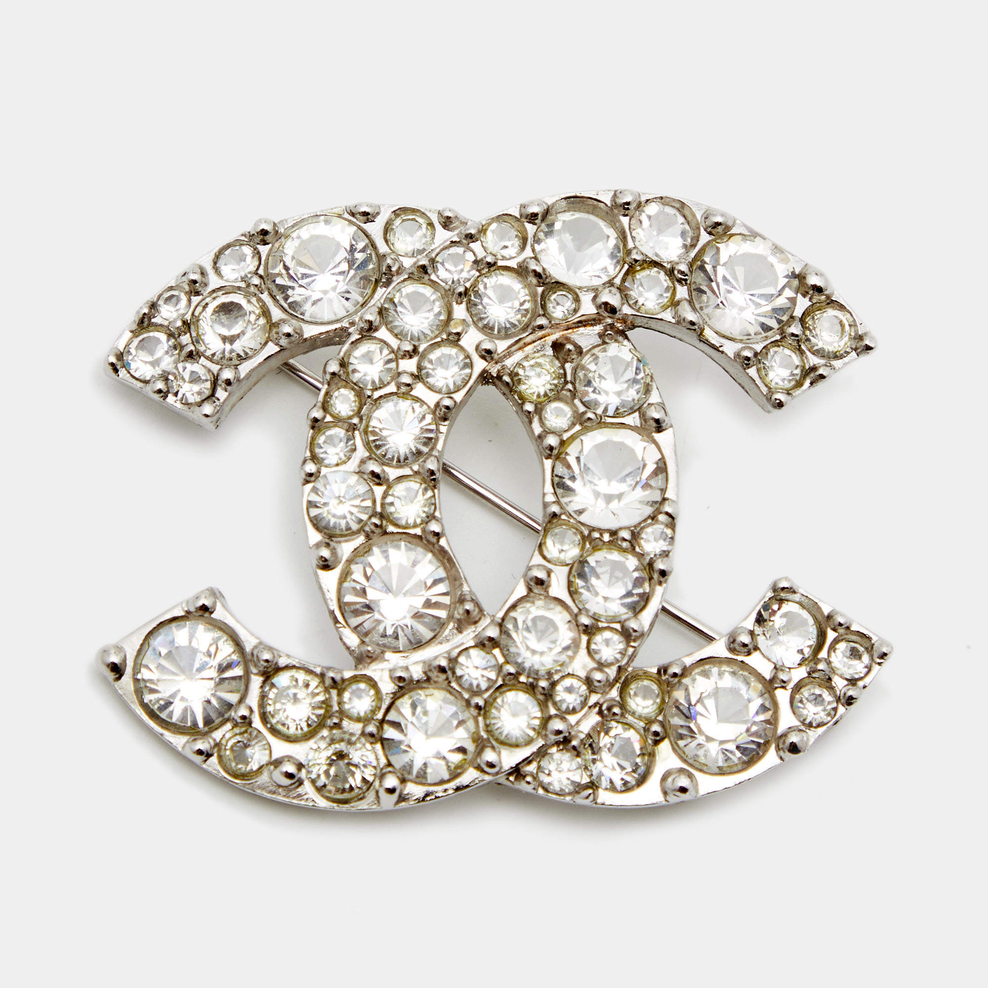 مملوكة مسبقًا Chanel Silver Tone & Crystal CC Pin Brooch