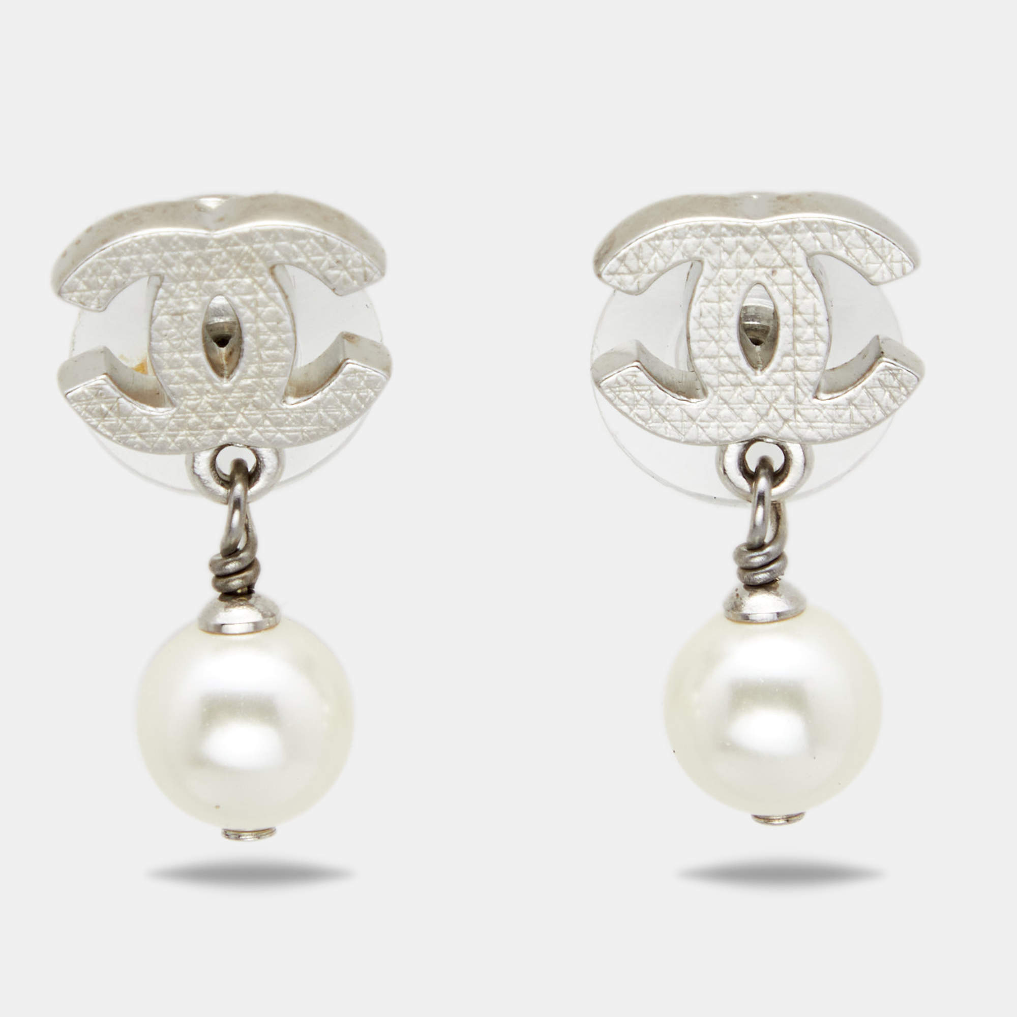 Pre Owned Chanel Silver Tone Quilt Patterned CC Pearl Drop Earrings