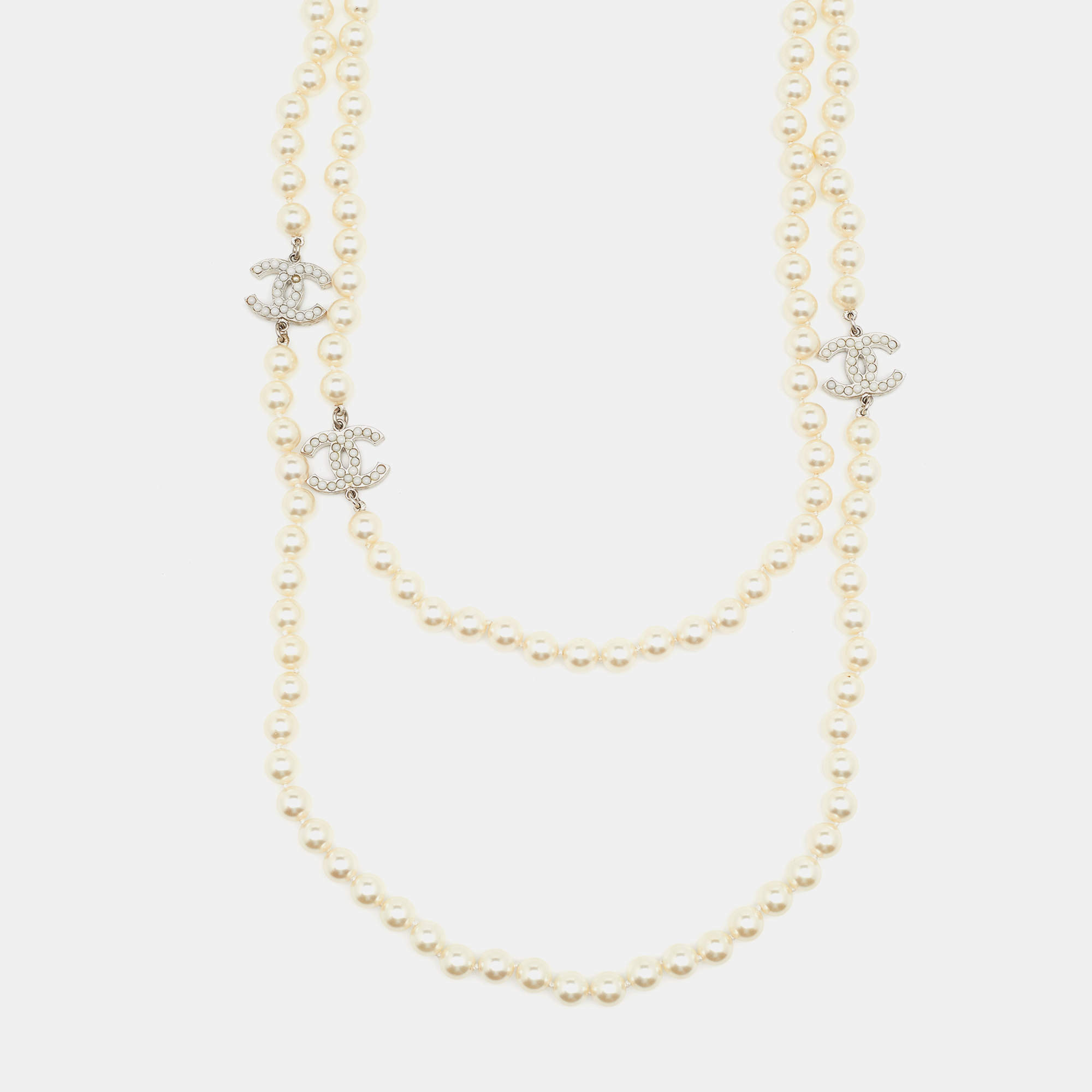 مملوكة مسبقًا Chanel CC Faux Pearl Double Strand Necklace