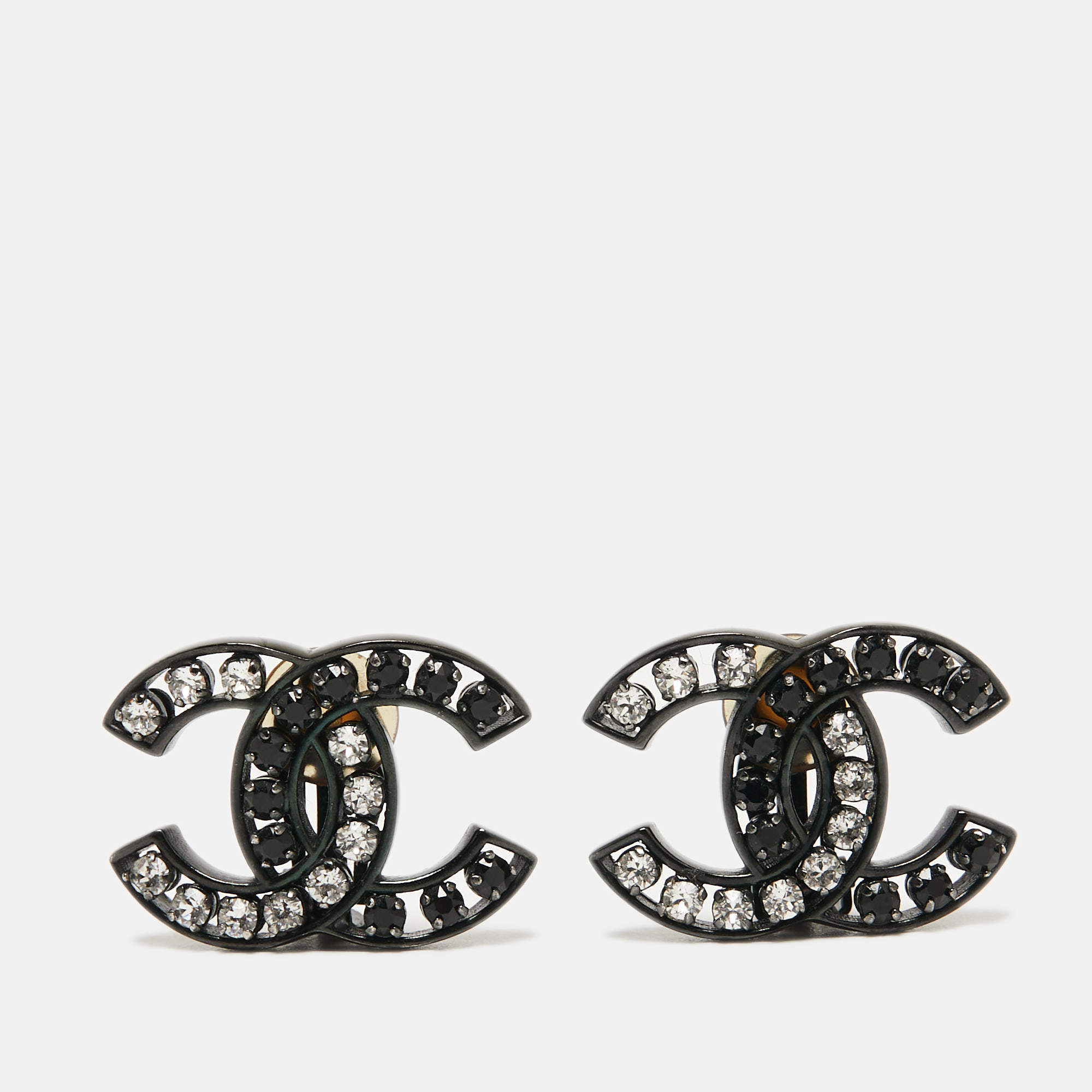 مملوكة مسبقًا Chanel CC Crystals Gunmetal Tone Clip On Earrings
