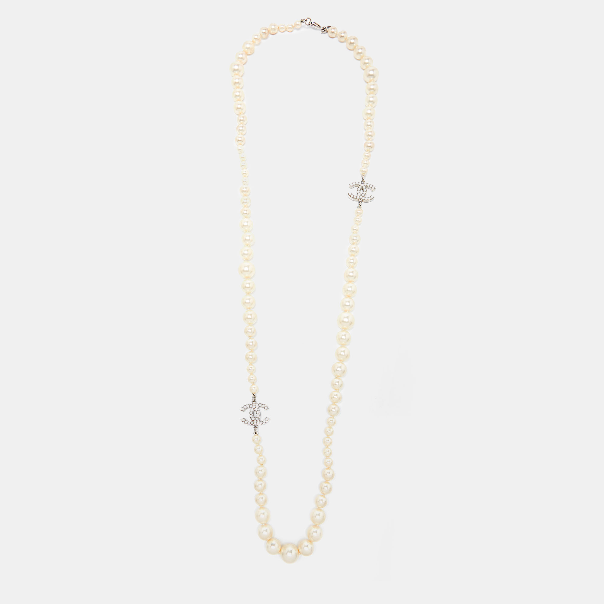 مملوكة مسبقًا Chanel Silver Tone Graduated Faux Pearl CC Charm Necklace