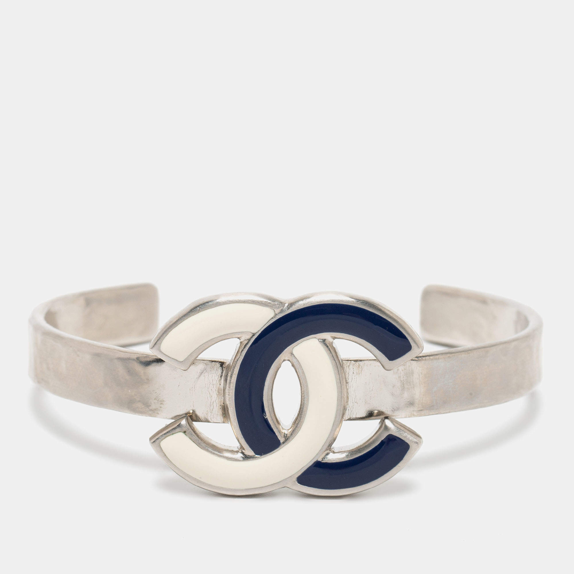Pre Owned Chanel Hammered Silver Tone Enamel CC Cuff Bracelet 