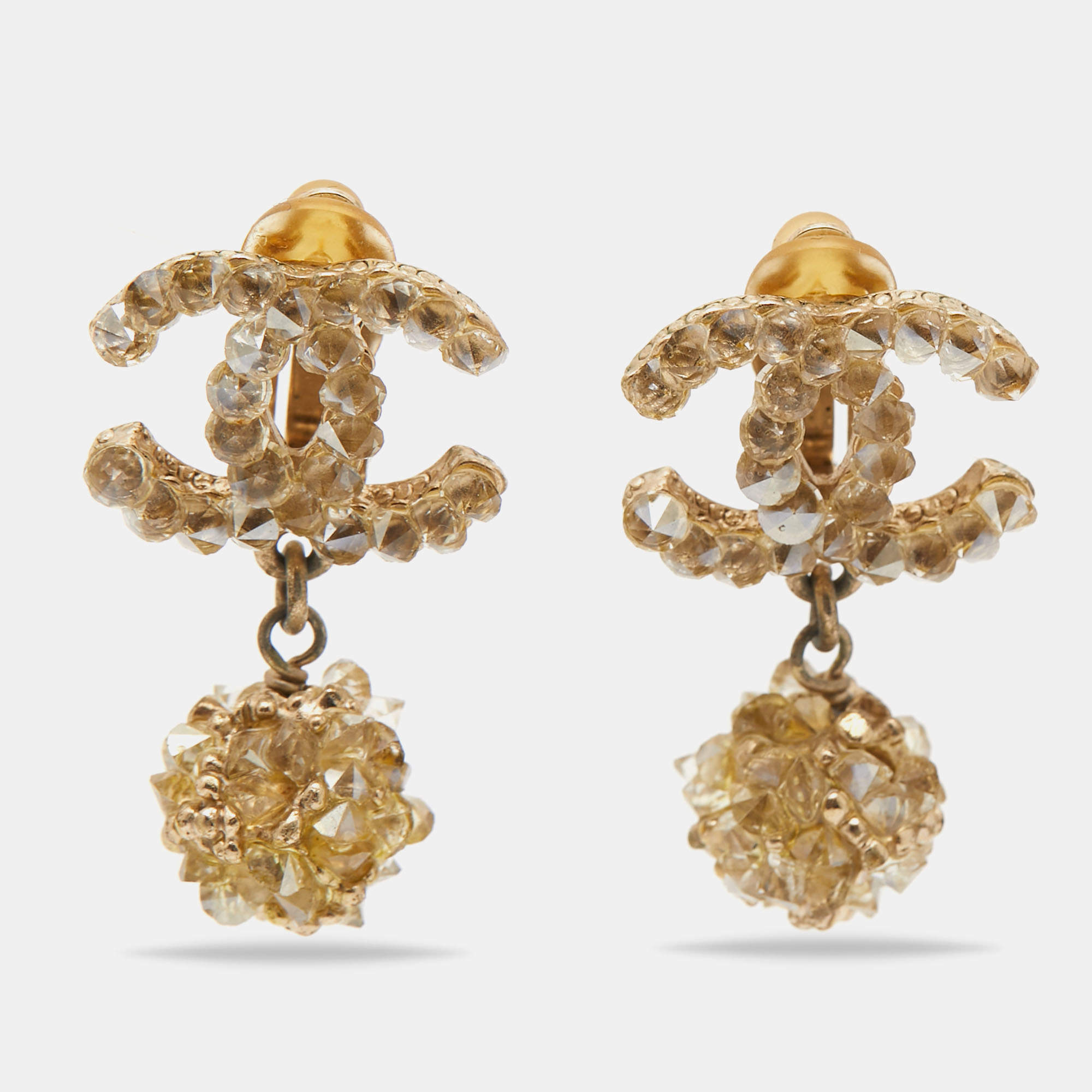 مملوكة مسبقًا Chanel Pale Gold Tone Crystal CC Drop Earrings