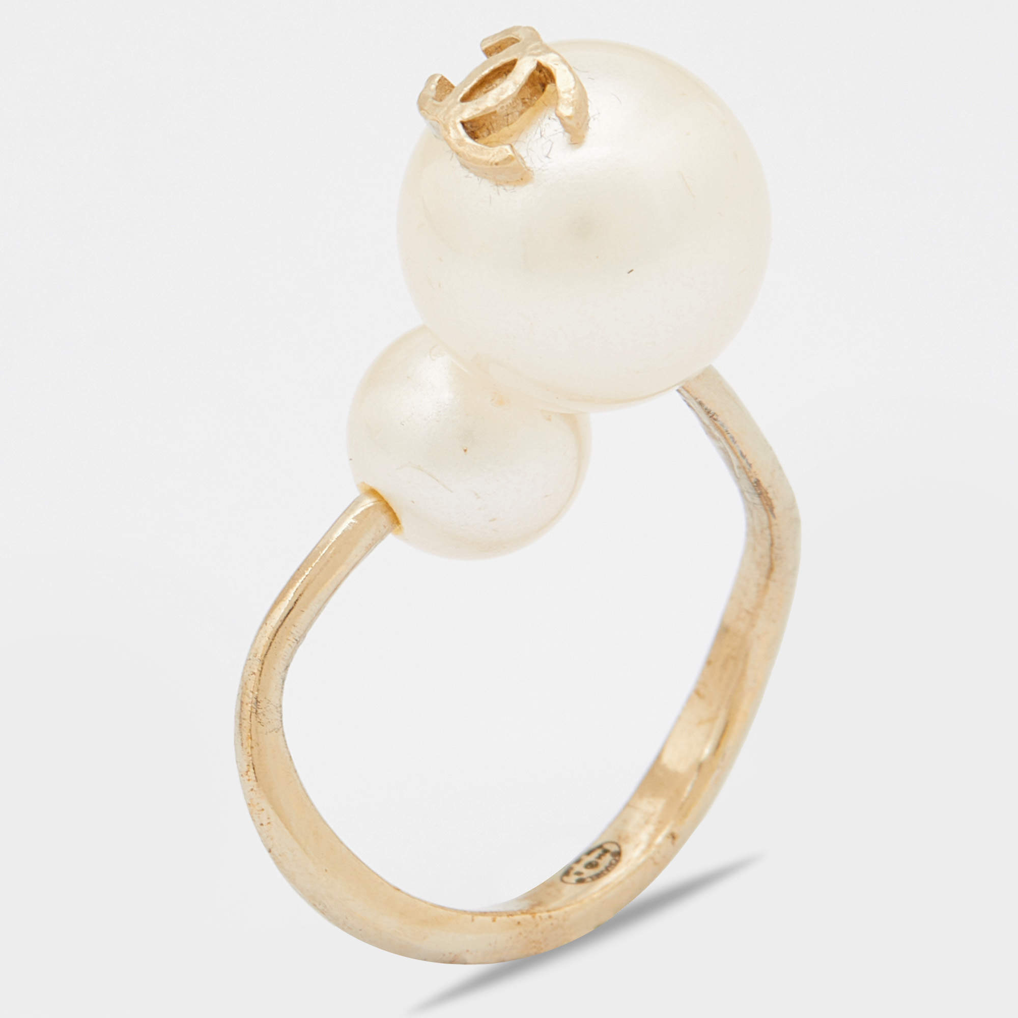 Pre Owned Chanel CC Spiral Faux Pearl Gold Tone Ring Size 47