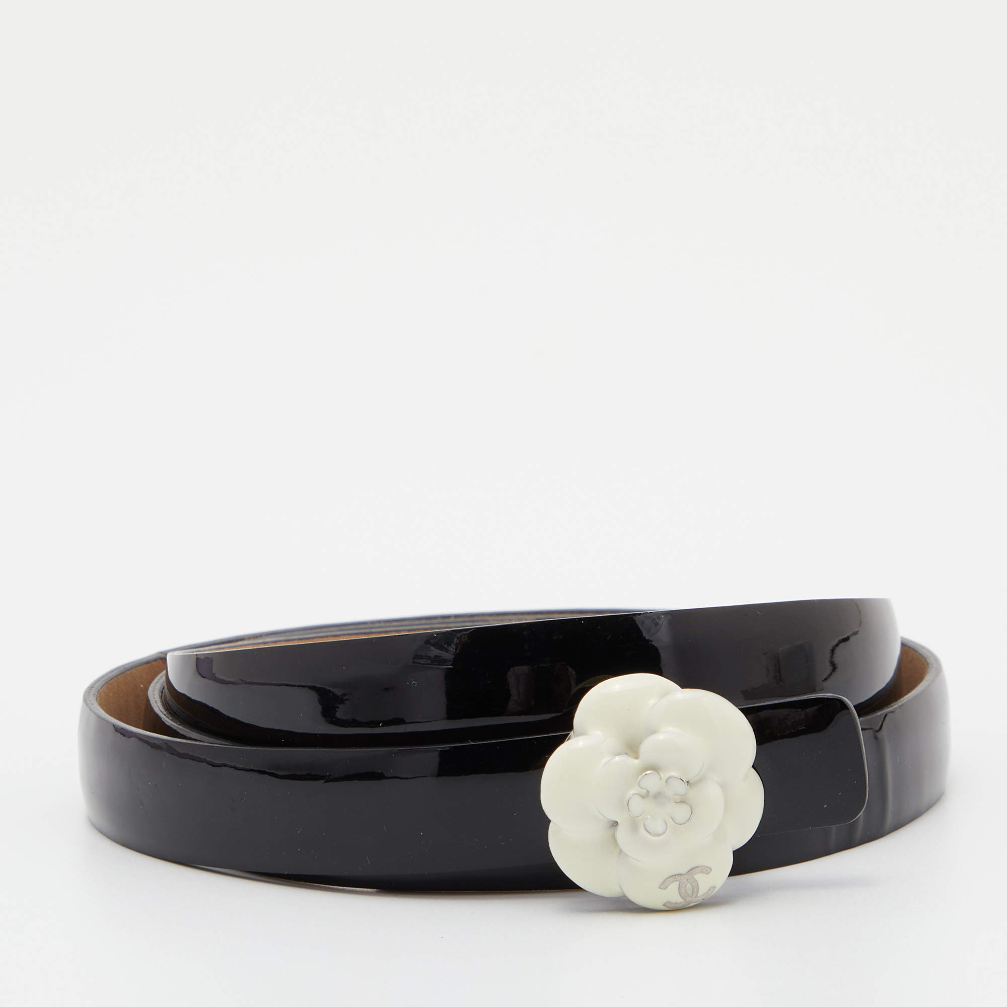 مملوكة مسبقًا Chanel Black Patent Leather CC Slim Belt 80CM