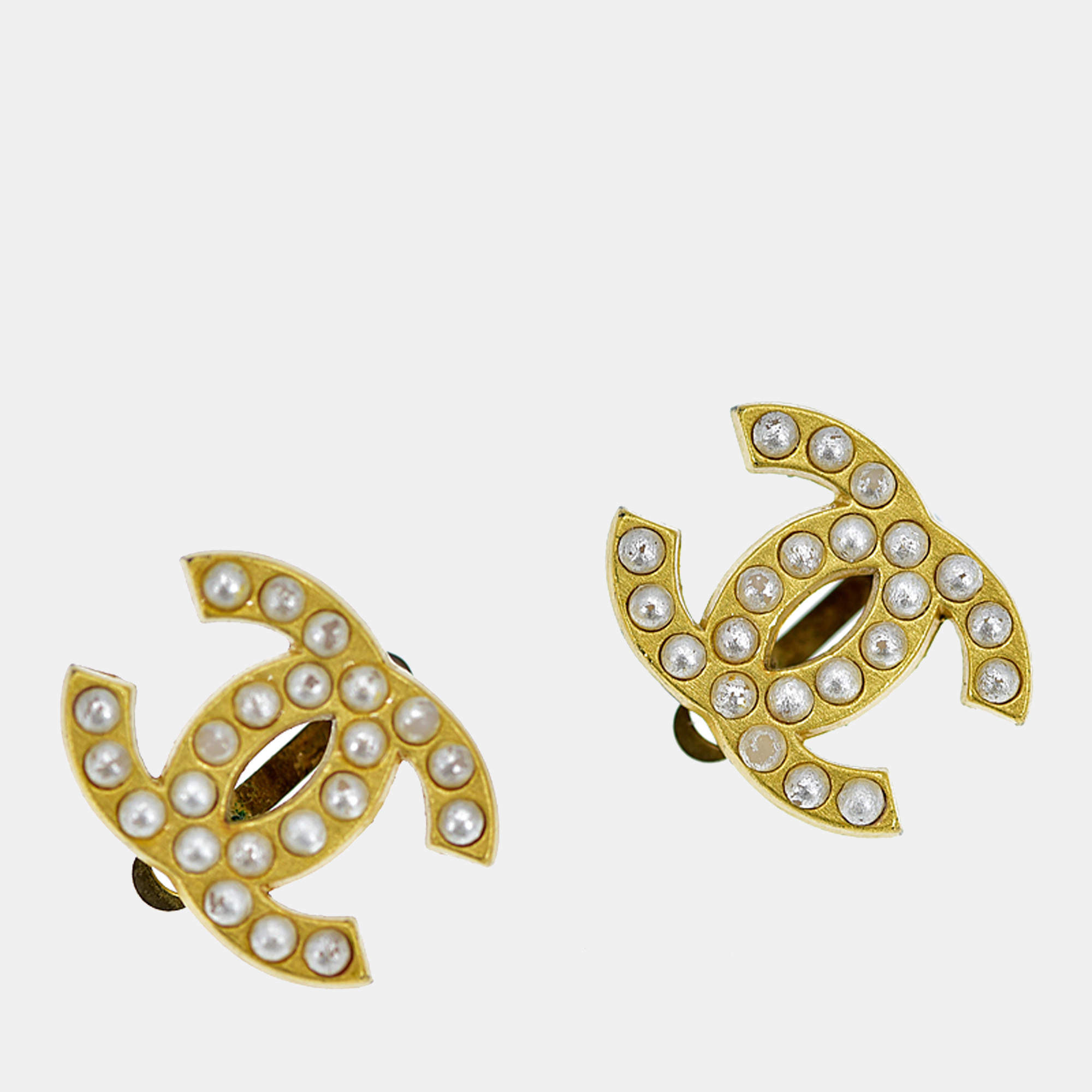 Chanel Gold CC Clip-On Earrings Golden Metal Gold-plated ref.1038329 - Joli  Closet