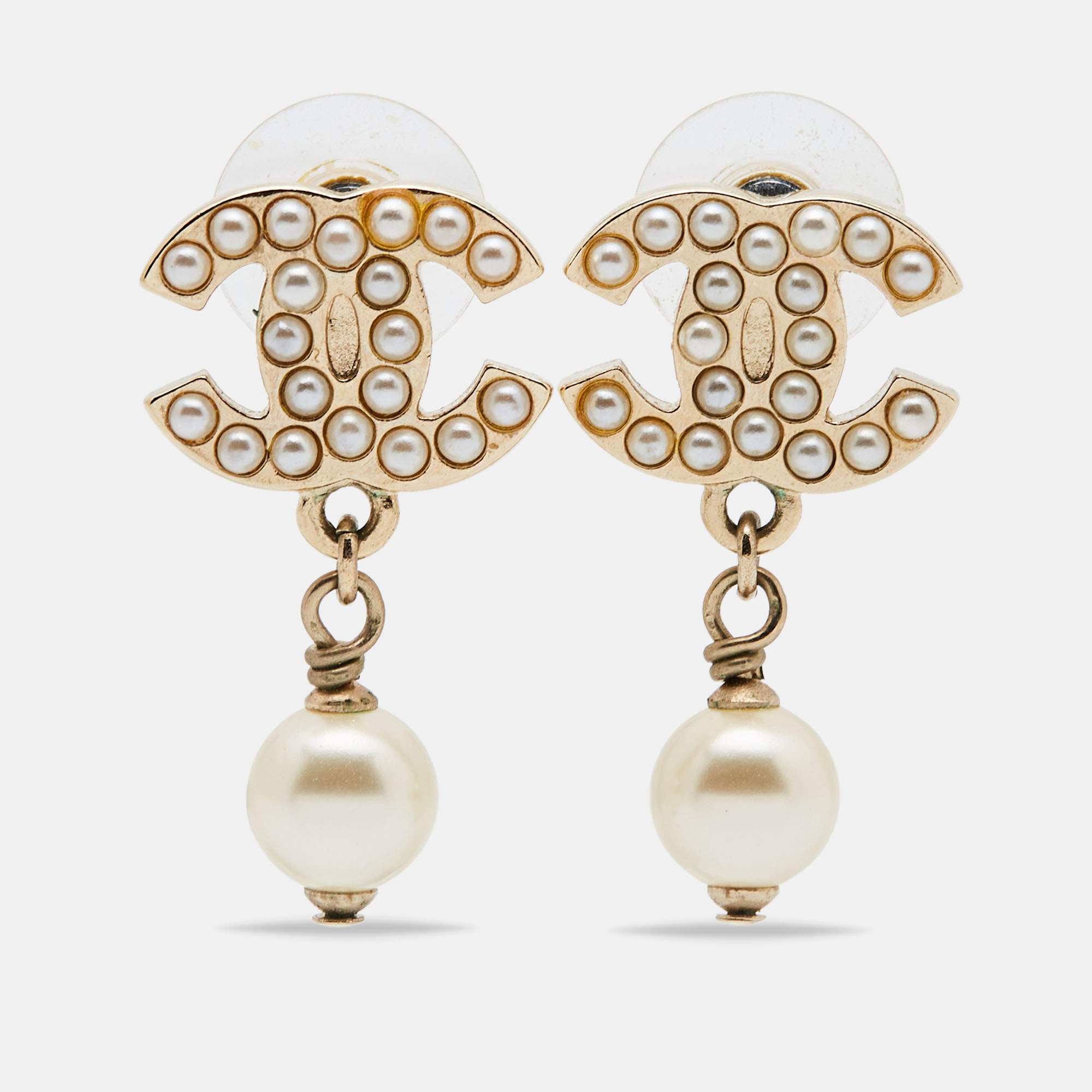 مملوكة مسبقًا أقراط متدلية شانيل لؤلؤ شعار ماركة سي سي  خرز أوف وايت 