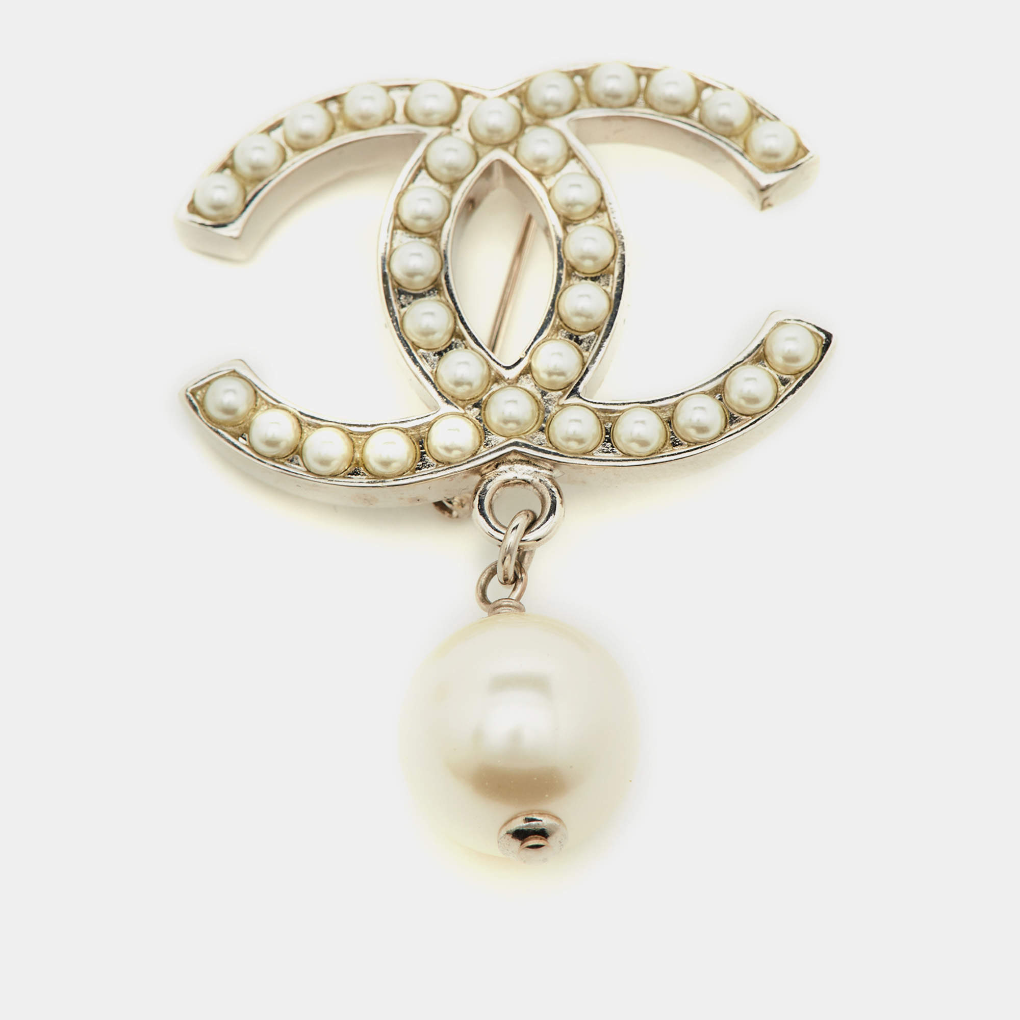 Pre Owned Chanel Silver Tone CC Off White Faux Pearl Brooch