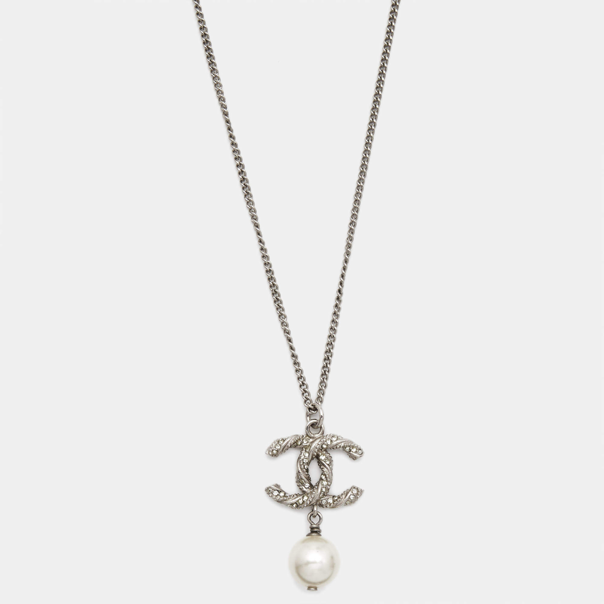 Pre Owned Chanel CC Crystals Faux Pearl Silver Tone Necklace