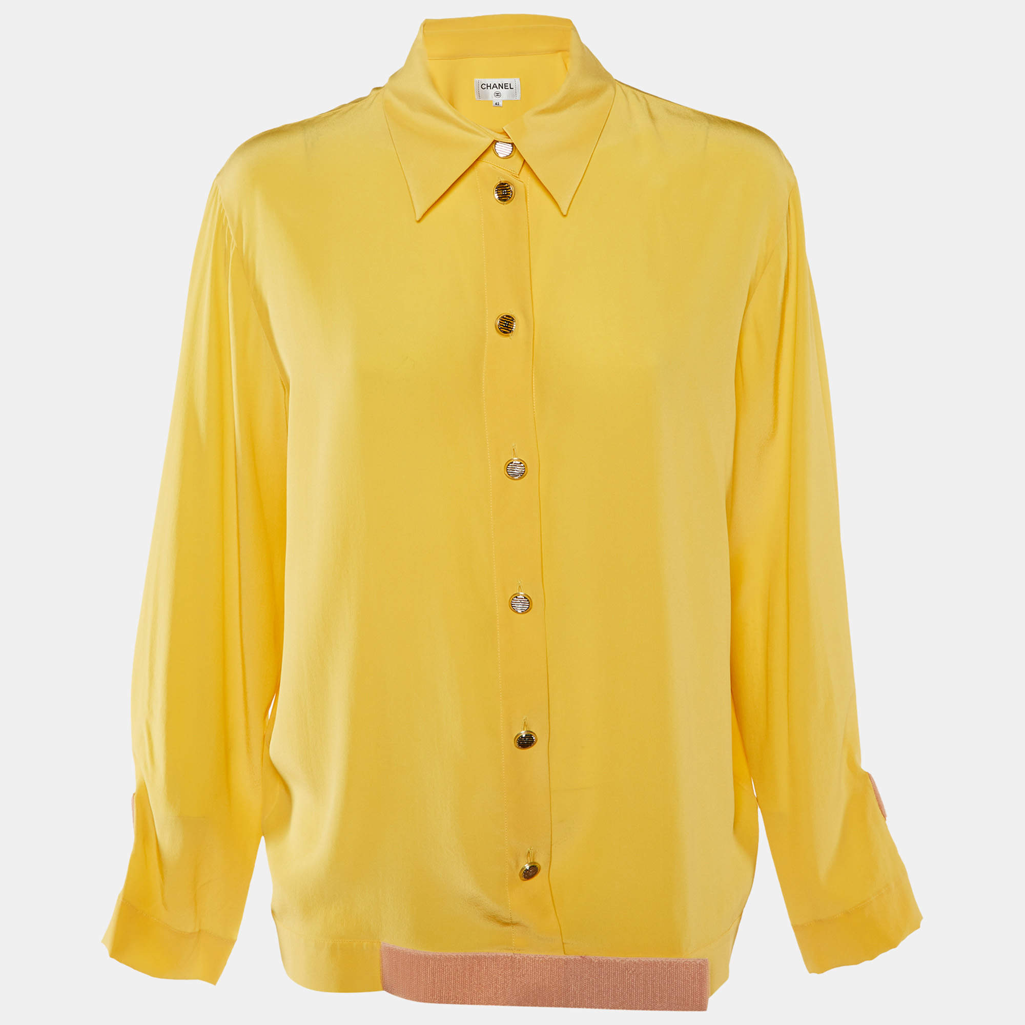 مملوكة مسبقًا قميص شانيل حرير أصفر بتفاصيل شريط وأزرار من الأمام مقاس كبير