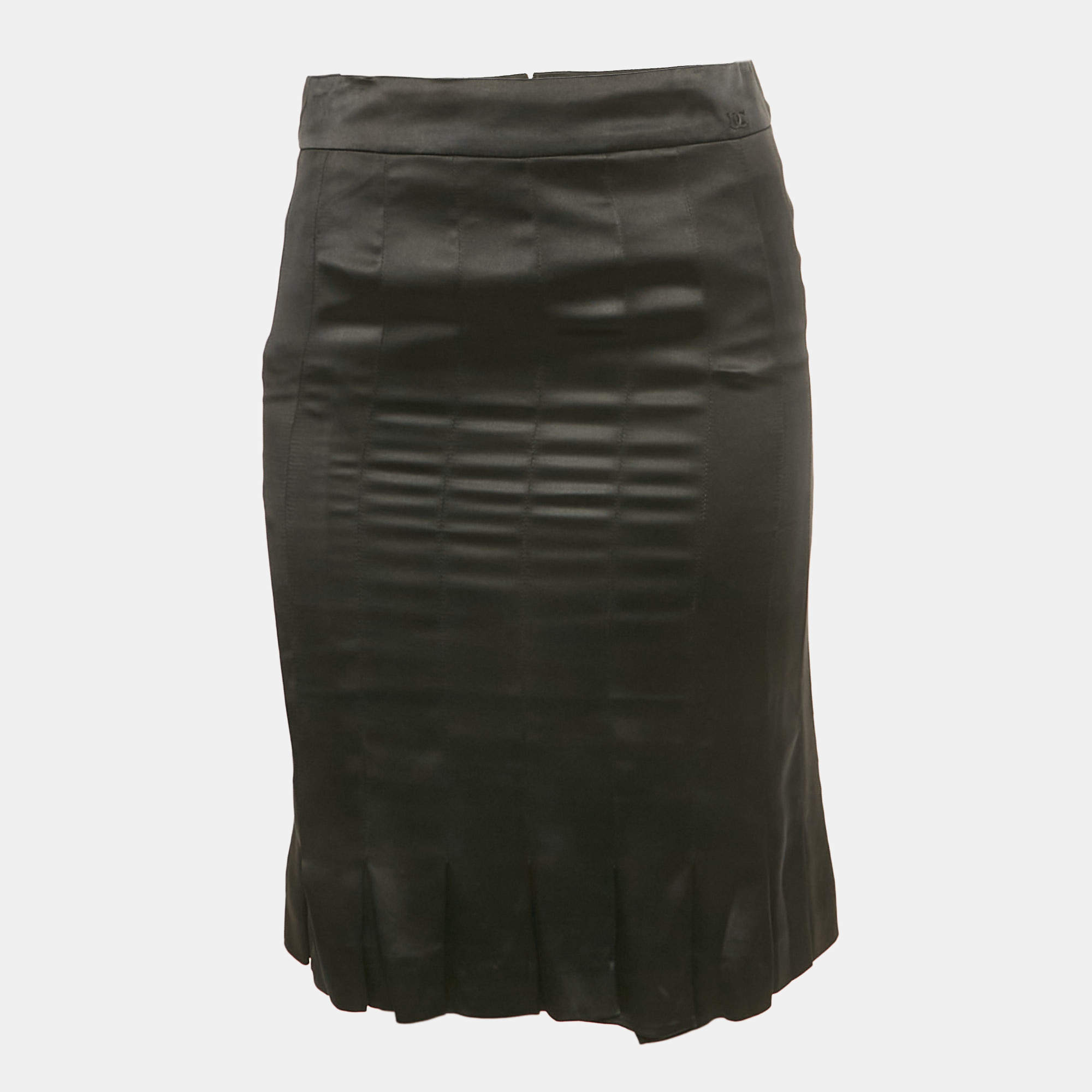 مملوكة مسبقًا Chanel Black Satin Flounce Knee-Length Skirt S