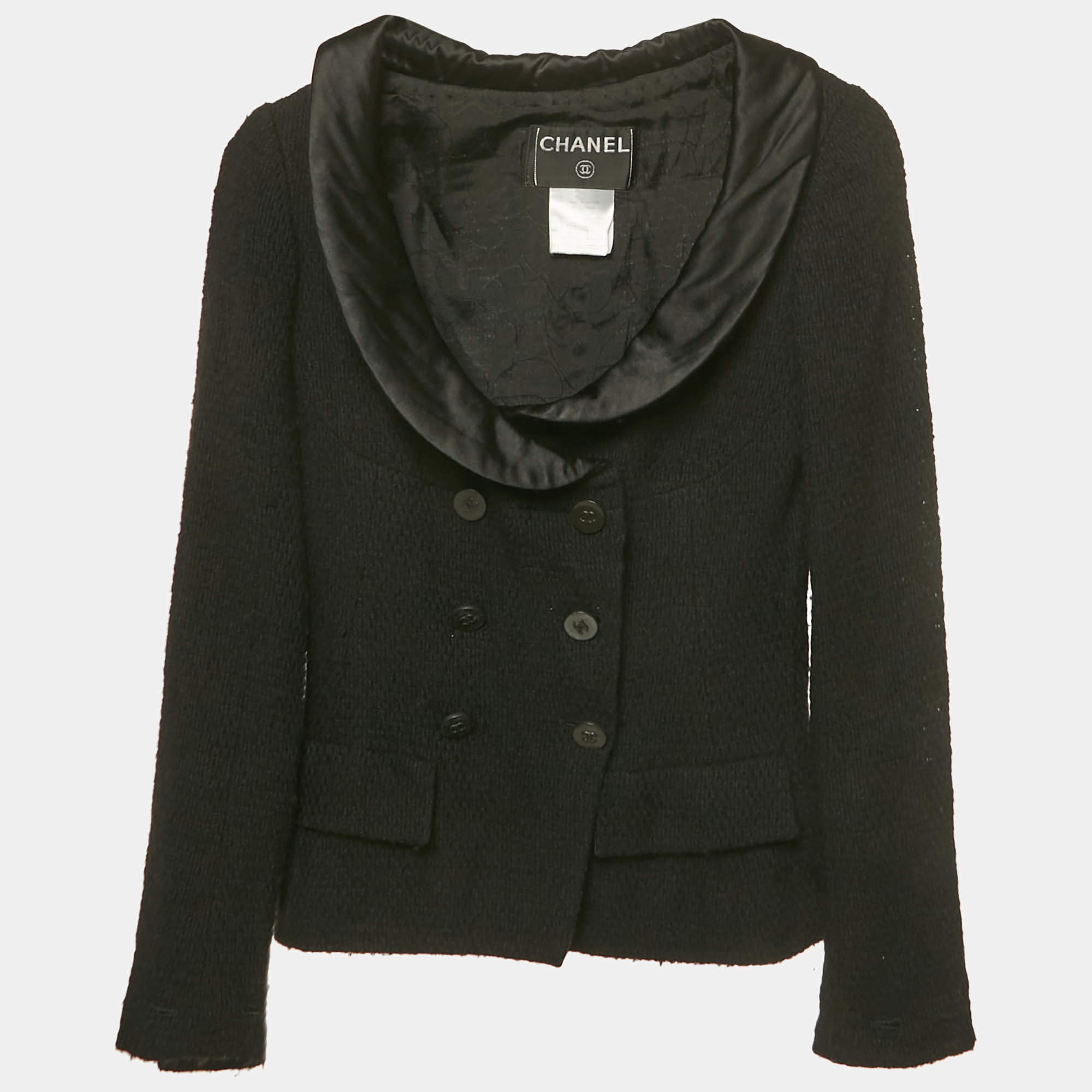 مملوكة مسبقًا جاكيت شانيل تويد أسود بياقة ساتان مقاس صغير