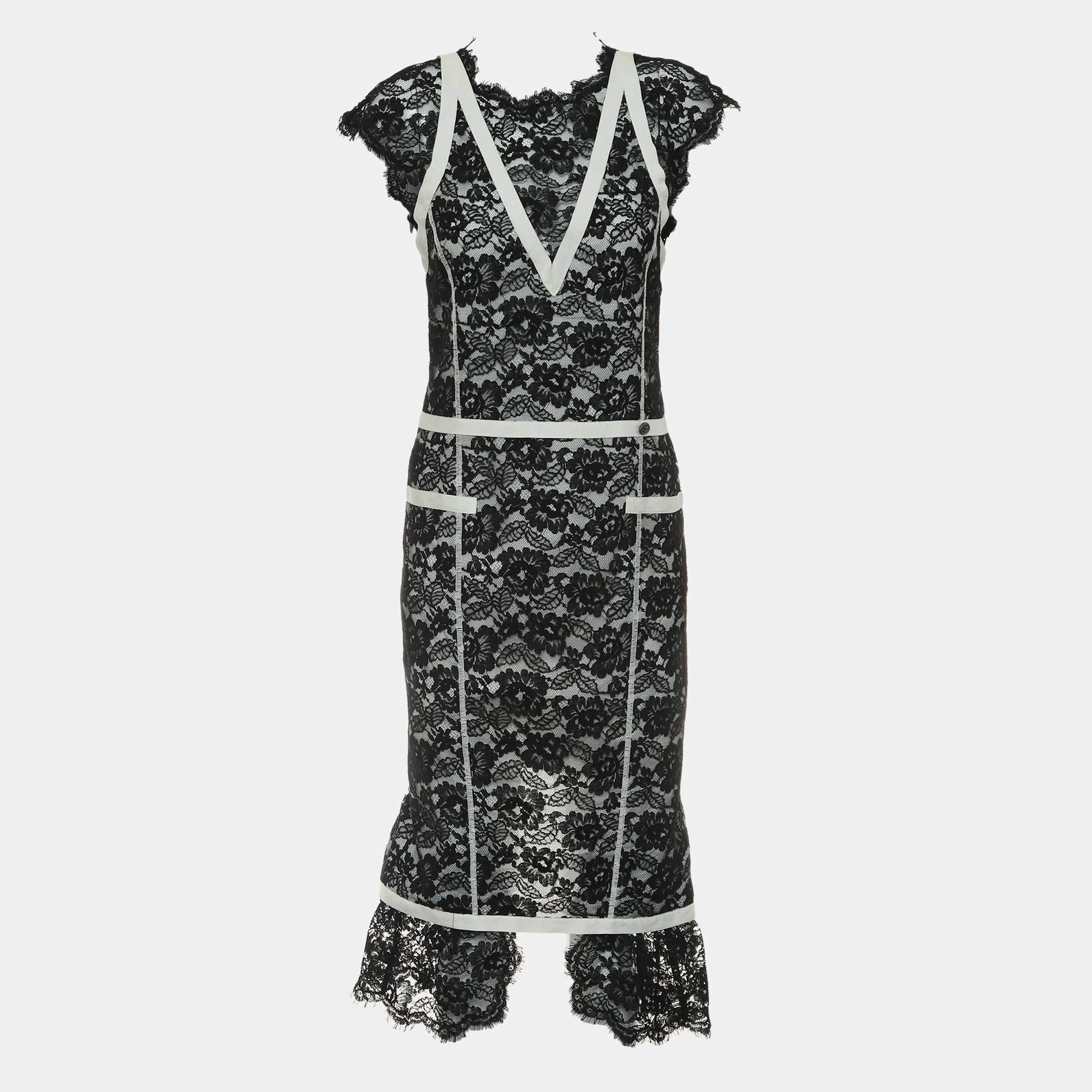 Pre Owned {"name": "Chanel CC Waist Sleeveless Lace Dress", "name_ar": "فستان دانتيل بلا أكمام بشعار شانيل CC حول الخصر"}