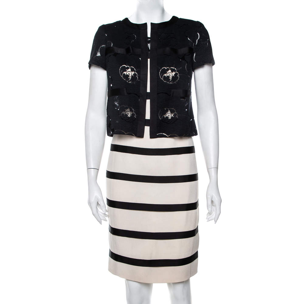 مملوكة مسبقًا طقم فستان و جاكيت دانتيل شانيل مزين ثلاثة ألوان متباينة بلا أكمام كريب كريمي مقاس صغير (سمول)