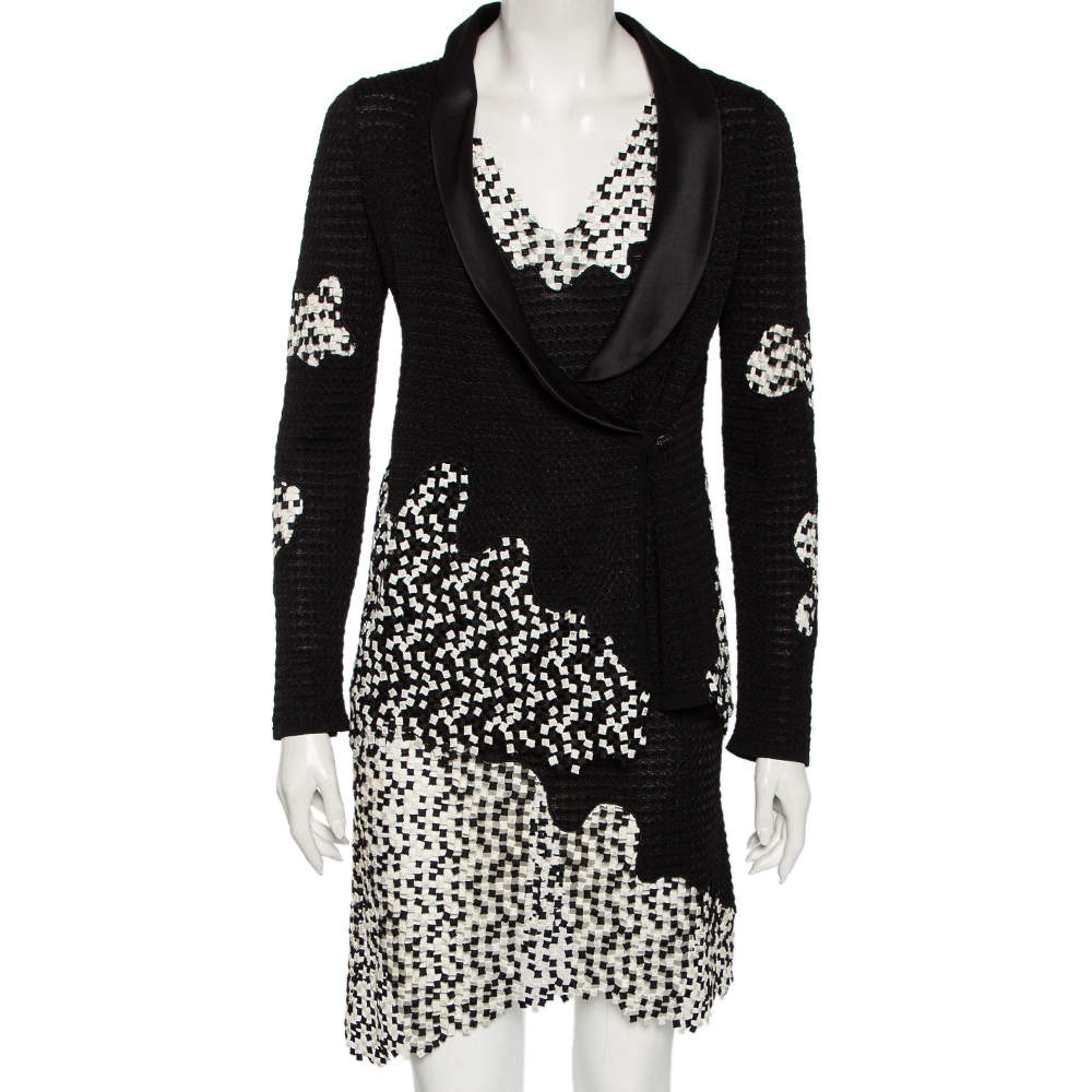 Pre Owned فستان وجاكيت شانيل تريكو مونوكرمي منقوش وتداخلات مموجة بلا أكمام مقاس صغير - سمول