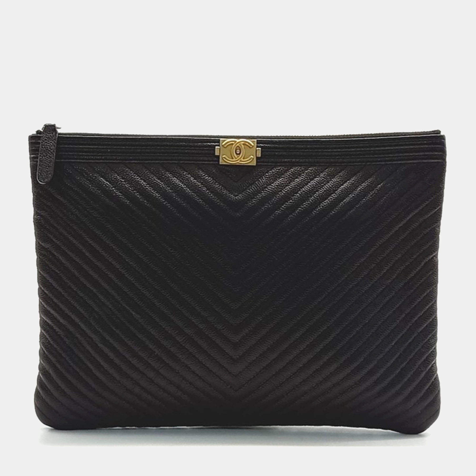 Pre Owned Chanel Black Leather Chevron Boy New Medium Clutch