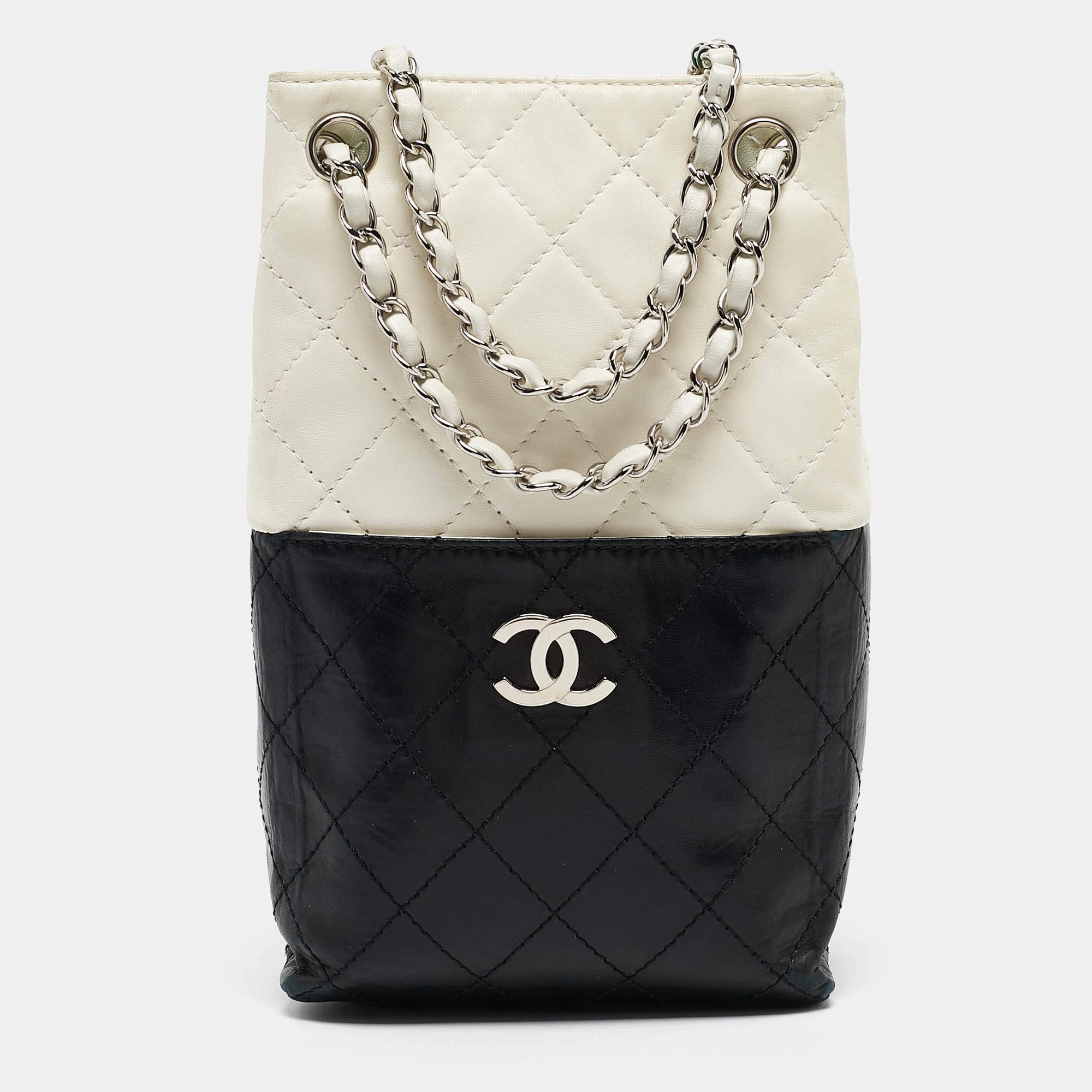 Pre Owned Chanel White/Black Quilted Leather Drawstring Shoulder Bag