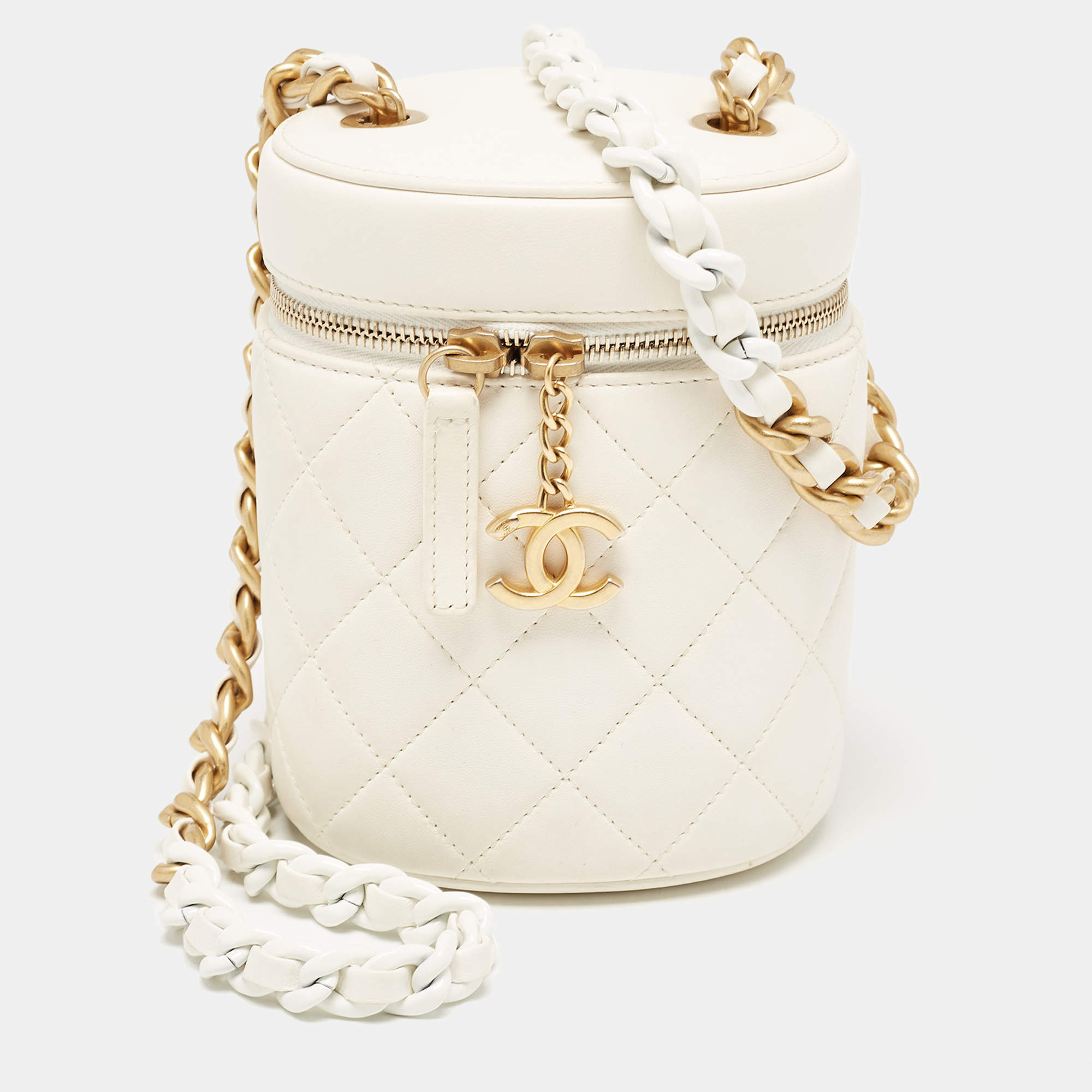 Pre Owned Chanel White Quilted Lambskin Leather Vanity Case Crossbody Bag
