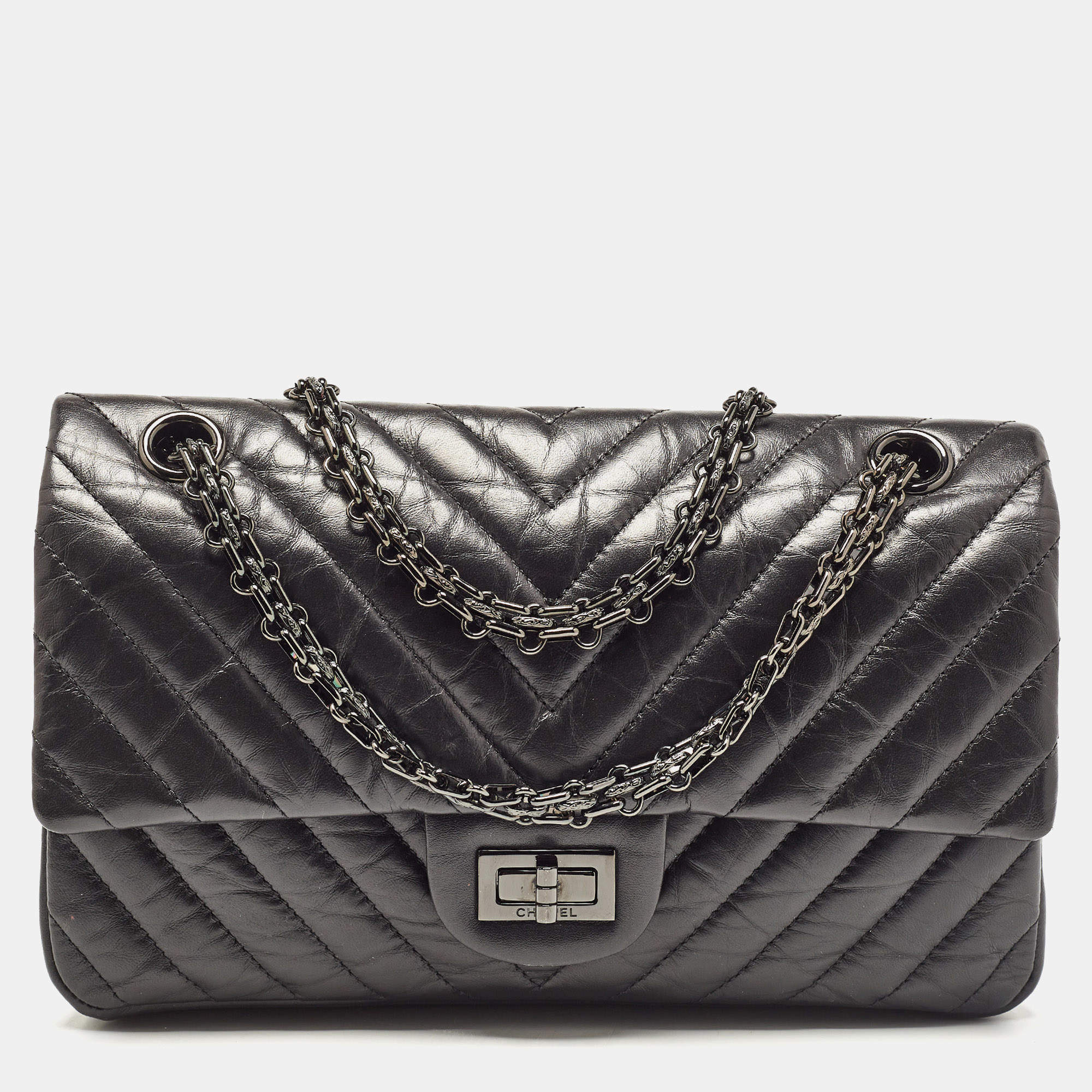 Pre Owned Chanel Black Chevron Leather Classic 225 Reissue 2.55 Flap Bag