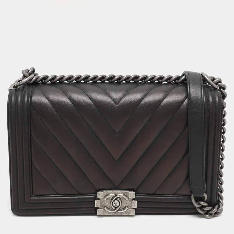 Pre Owned Chanel Black Quilted Chevron Leather New Medium Boy Flap Bag